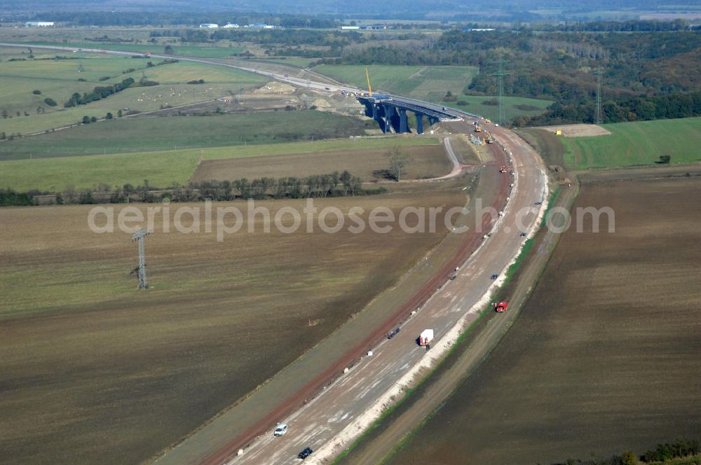 Ettenhausen from the bird's eye view: Blick auf die Baustelle des Autobahnverlaufs der A4 bei Ettenhausen süd-östlich der Nessetalbrücke. Der Neubau ist Teil des Projekt Nordverlegung / Umfahrung Hörselberge der Autobahn E40 / A4 in Thüringen bei Eisenach. Durchgeführt werden die im Zuge dieses Projektes notwendigen Arbeiten unter an derem von den Mitarbeitern der Niederlassung Weimar der EUROVIA Verkehrsbau Union sowie der Niederlassungen Abbruch und Erdbau, Betonstraßenbau, Ingenieurbau und TECO Schallschutz der EUROVIA Beton sowie der DEGES.