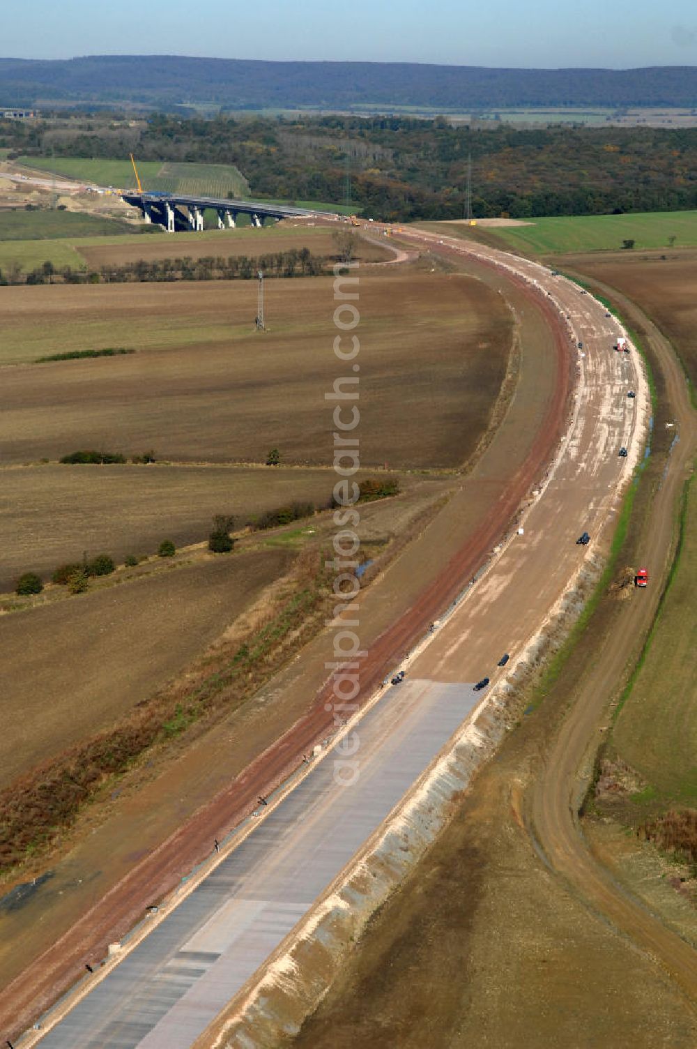 Ettenhausen from the bird's eye view: Blick auf die Baustelle des Autobahnverlaufs der A4 bei Ettenhausen süd-östlich der Nessetalbrücke. Der Neubau ist Teil des Projekt Nordverlegung / Umfahrung Hörselberge der Autobahn E40 / A4 in Thüringen bei Eisenach. Durchgeführt werden die im Zuge dieses Projektes notwendigen Arbeiten unter an derem von den Mitarbeitern der Niederlassung Weimar der EUROVIA Verkehrsbau Union sowie der Niederlassungen Abbruch und Erdbau, Betonstraßenbau, Ingenieurbau und TECO Schallschutz der EUROVIA Beton sowie der DEGES.