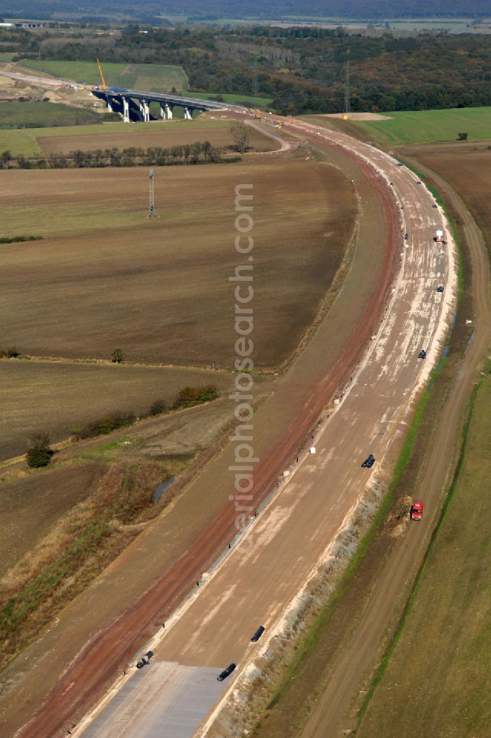 Aerial image Ettenhausen - Blick auf die Baustelle des Autobahnverlaufs der A4 bei Ettenhausen süd-östlich der Nessetalbrücke. Der Neubau ist Teil des Projekt Nordverlegung / Umfahrung Hörselberge der Autobahn E40 / A4 in Thüringen bei Eisenach. Durchgeführt werden die im Zuge dieses Projektes notwendigen Arbeiten unter an derem von den Mitarbeitern der Niederlassung Weimar der EUROVIA Verkehrsbau Union sowie der Niederlassungen Abbruch und Erdbau, Betonstraßenbau, Ingenieurbau und TECO Schallschutz der EUROVIA Beton sowie der DEGES.