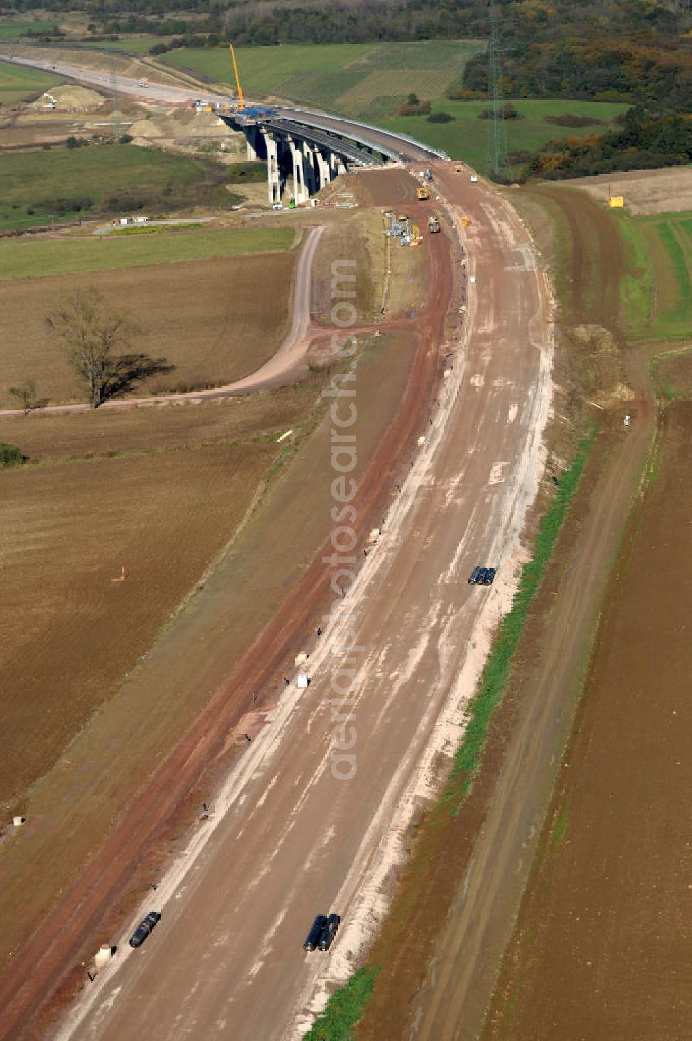 Aerial photograph Ettenhausen - Blick auf die Baustelle des Autobahnverlaufs der A4 bei Ettenhausen süd-östlich der Nessetalbrücke. Der Neubau ist Teil des Projekt Nordverlegung / Umfahrung Hörselberge der Autobahn E40 / A4 in Thüringen bei Eisenach. Durchgeführt werden die im Zuge dieses Projektes notwendigen Arbeiten unter an derem von den Mitarbeitern der Niederlassung Weimar der EUROVIA Verkehrsbau Union sowie der Niederlassungen Abbruch und Erdbau, Betonstraßenbau, Ingenieurbau und TECO Schallschutz der EUROVIA Beton sowie der DEGES.