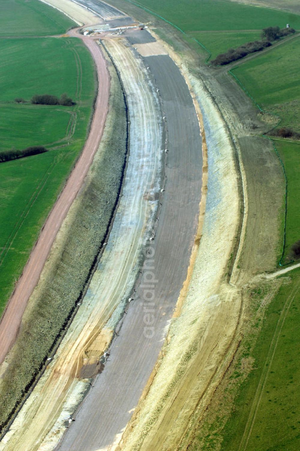 Aerial photograph Ettenhausen - Blick auf die Baustelle des Autobahnverlaufs der A4 bei Ettenhausen nord-östlich der Nessetalbrücke. Der Neubau ist Teil des Projekt Nordverlegung / Umfahrung Hörselberge der Autobahn E40 / A4 in Thüringen bei Eisenach. Durchgeführt werden die im Zuge dieses Projektes notwendigen Arbeiten unter an derem von den Mitarbeitern der Niederlassung Weimar der EUROVIA Verkehrsbau Union sowie der Niederlassungen Abbruch und Erdbau, Betonstraßenbau, Ingenieurbau und TECO Schallschutz der EUROVIA Beton sowie der DEGES.