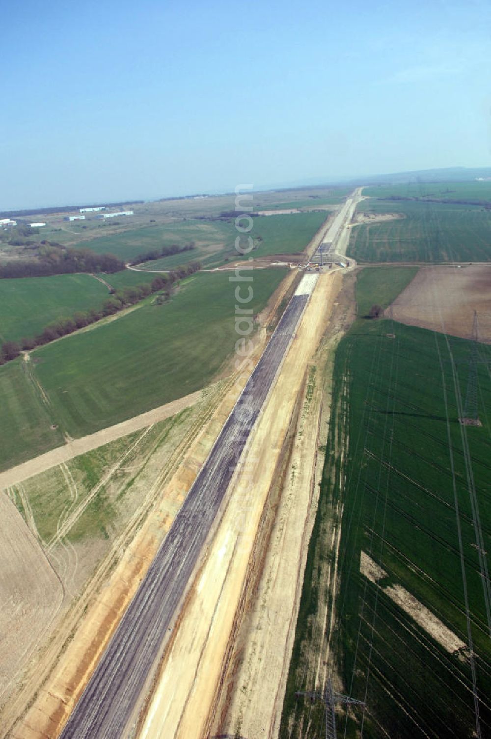 Großenlupnitz from above - Blick auf die Baustelle des Autobahnverlaufs der A4 bei Großenlupnitz Richtung Westen. Der Neubau ist Teil des Projekt Nordverlegung / Umfahrung Hörselberge der Autobahn E40 / A4 in Thüringen bei Eisenach. Durchgeführt werden die im Zuge dieses Projektes notwendigen Arbeiten unter an derem von den Mitarbeitern der Niederlassung Weimar der EUROVIA Verkehrsbau Union sowie der Niederlassungen Abbruch und Erdbau, Betonstraßenbau, Ingenieurbau und TECO Schallschutz der EUROVIA Beton so??????????????