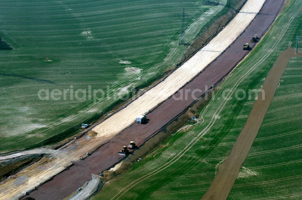 Hötzelsroda from the bird's eye view: Blick auf die Baustelle des Autobahnverlaufs der A4 nördlich von Hötzelsroda. Der Neubau ist Teil des Projekt Nordverlegung / Umfahrung Hörselberge der Autobahn E40 / A4 in Thüringen bei Eisenach. Durchgeführt werden die im Zuge dieses Projektes notwendigen Arbeiten unter an derem von den Mitarbeitern der Niederlassung Weimar der EUROVIA Verkehrsbau Union sowie der Niederlassungen Abbruch und Erdbau, Betonstraßenbau, Ingenieurbau und TECO Schallschutz der EUROVIA Beton sowie der DEGES.