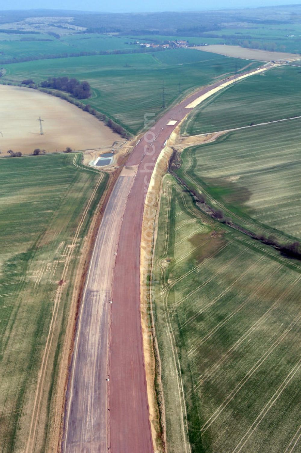 Aerial image Hötzelsroda - Blick auf die Baustelle des Autobahnverlaufs der A4 nördlich von Hötzelsroda. Der Neubau ist Teil des Projekt Nordverlegung / Umfahrung Hörselberge der Autobahn E40 / A4 in Thüringen bei Eisenach. Durchgeführt werden die im Zuge dieses Projektes notwendigen Arbeiten unter an derem von den Mitarbeitern der Niederlassung Weimar der EUROVIA Verkehrsbau Union sowie der Niederlassungen Abbruch und Erdbau, Betonstraßenbau, Ingenieurbau und TECO Schallschutz der EUROVIA Beton sowie der DEGES.