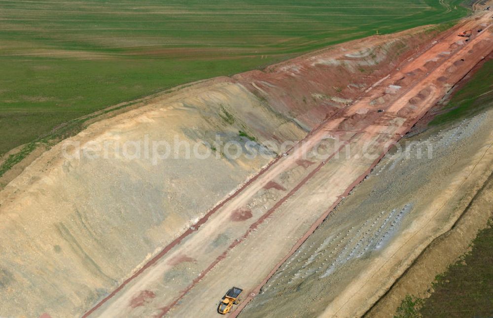 Aerial photograph Madelungen - Blick auf die Baustelle des Autobahnverlaufs der A4 südlich von Madelungen zwischen einer Brücke und Unterführung. Der Neubau ist Teil des Projekt Nordverlegung / Umfahrung Hörselberge der Autobahn E40 / A4 in Thüringen bei Eisenach. Durchgeführt werden die im Zuge dieses Projektes notwendigen Arbeiten unter an derem von den Mitarbeitern der Niederlassung Weimar der EUROVIA Verkehrsbau Union sowie der Niederlassungen Abbruch und Erdbau, Betonstraßenbau, Ingenieurbau und TECO Schallschutz der EUROVIA Beton sowie der DEGES.