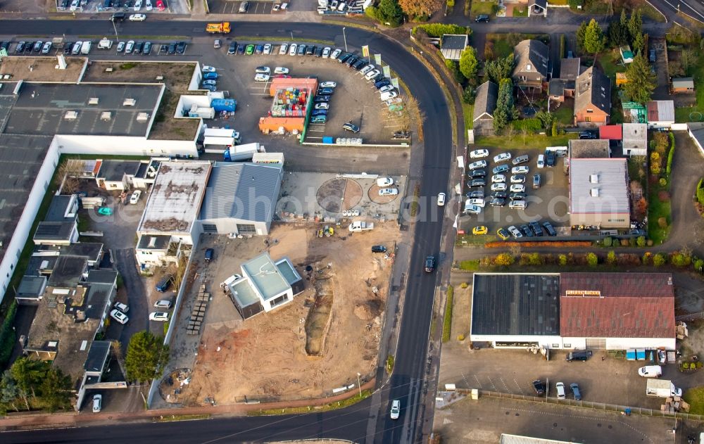 Aerial photograph Voerde (Niederrhein) - Construction site at the car dealership of the car Autohaus Schnurbusch GmbH Grenzstrasse in the district Holthausen in Voerde (Niederrhein) in the state North Rhine-Westphalia