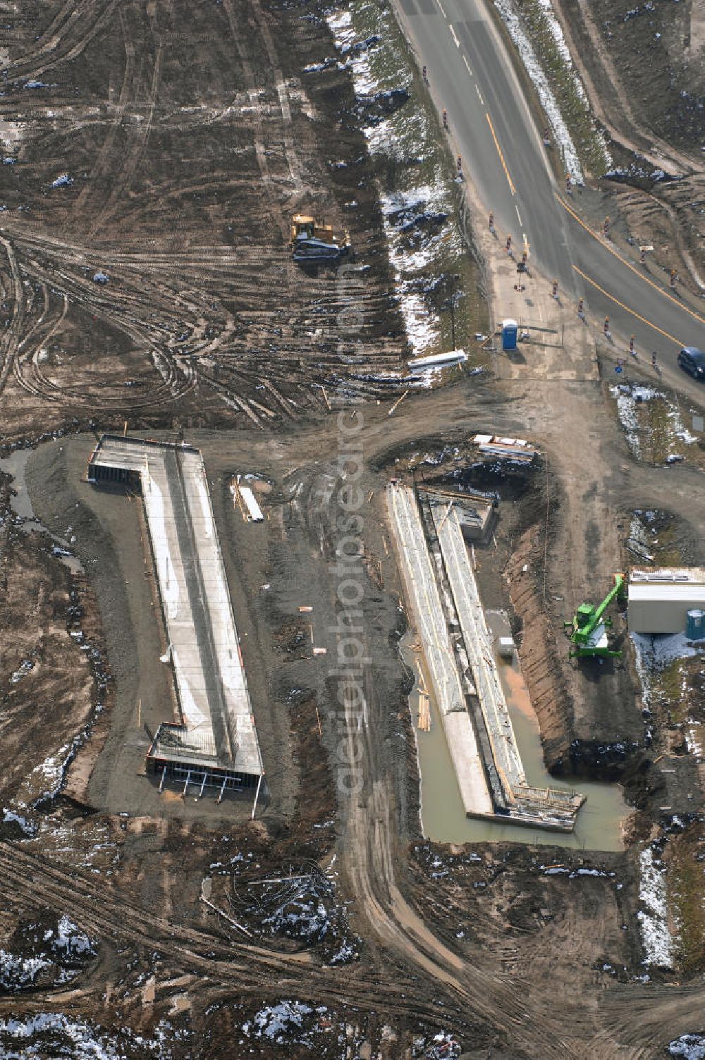 Aerial photograph Eisenach - Neubautrasse der BAB A 4 - Umfahrung Hörselberge in Thüringen bei Eisenach. Im September 2007 hat das Bieterkonsortium VINCI Concessions / Hochtief PPP (50/50) den Zuschlag für das A-Modell BAB A 4 Umfahrung Hörselberge (km 238,5 bis km 283,2) erhalten. Die bei diesem Projekt auf der Bauausführungsebene gegründete Arbeitsgemeinschaft wird von der EUROVIA Infra GmbH angeführt, des Weiteren sind hier die Unternehmen Hochtief, Strassing Limes und Rädlinger beteiligt. Durchgeführt werden die im Zuge dieses Projektes notwendigen Arbeiten unter an derem von den Mitarbeitern der Niederlassung Weimar der EUROVIA Verkehrsbau Union sowie der Niederlassungen Abbruch und Erdbau, Betonstraßenbau, Ingenieurbau und TECO Schallschutz der EUROVIA Beton.