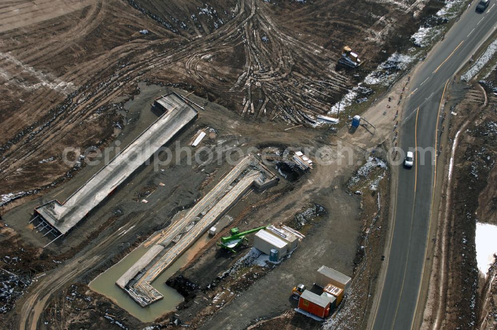 Eisenach from above - Neubautrasse der BAB A 4 - Umfahrung Hörselberge in Thüringen bei Eisenach. Im September 2007 hat das Bieterkonsortium VINCI Concessions / Hochtief PPP (50/50) den Zuschlag für das A-Modell BAB A 4 Umfahrung Hörselberge (km 238,5 bis km 283,2) erhalten. Die bei diesem Projekt auf der Bauausführungsebene gegründete Arbeitsgemeinschaft wird von der EUROVIA Infra GmbH angeführt, des Weiteren sind hier die Unternehmen Hochtief, Strassing Limes und Rädlinger beteiligt. Durchgeführt werden die im Zuge dieses Projektes notwendigen Arbeiten unter an derem von den Mitarbeitern der Niederlassung Weimar der EUROVIA Verkehrsbau Union sowie der Niederlassungen Abbruch und Erdbau, Betonstraßenbau, Ingenieurbau und TECO Schallschutz der EUROVIA Beton.