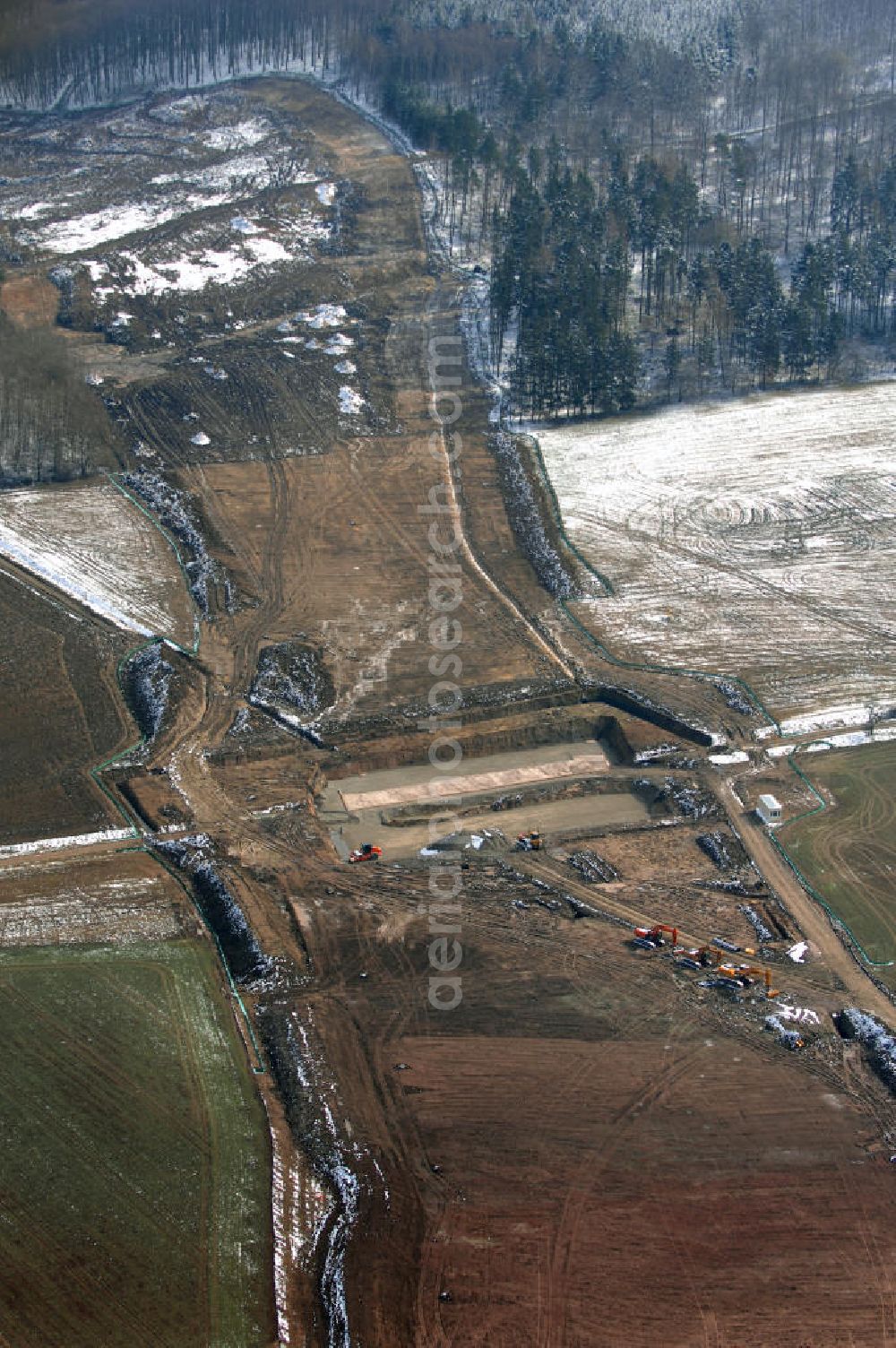 Aerial image Eisenach - Neubautrasse der BAB A 4 - Umfahrung Hörselberge in Thüringen bei Eisenach. Im September 2007 hat das Bieterkonsortium VINCI Concessions / Hochtief PPP (50/50) den Zuschlag für das A-Modell BAB A 4 Umfahrung Hörselberge (km 238,5 bis km 283,2) erhalten. Die bei diesem Projekt auf der Bauausführungsebene gegründete Arbeitsgemeinschaft wird von der EUROVIA Infra GmbH angeführt, des Weiteren sind hier die Unternehmen Hochtief, Strassing Limes und Rädlinger beteiligt. Durchgeführt werden die im Zuge dieses Projektes notwendigen Arbeiten unter an derem von den Mitarbeitern der Niederlassung Weimar der EUROVIA Verkehrsbau Union sowie der Niederlassungen Abbruch und Erdbau, Betonstraßenbau, Ingenieurbau und TECO Schallschutz der EUROVIA Beton.