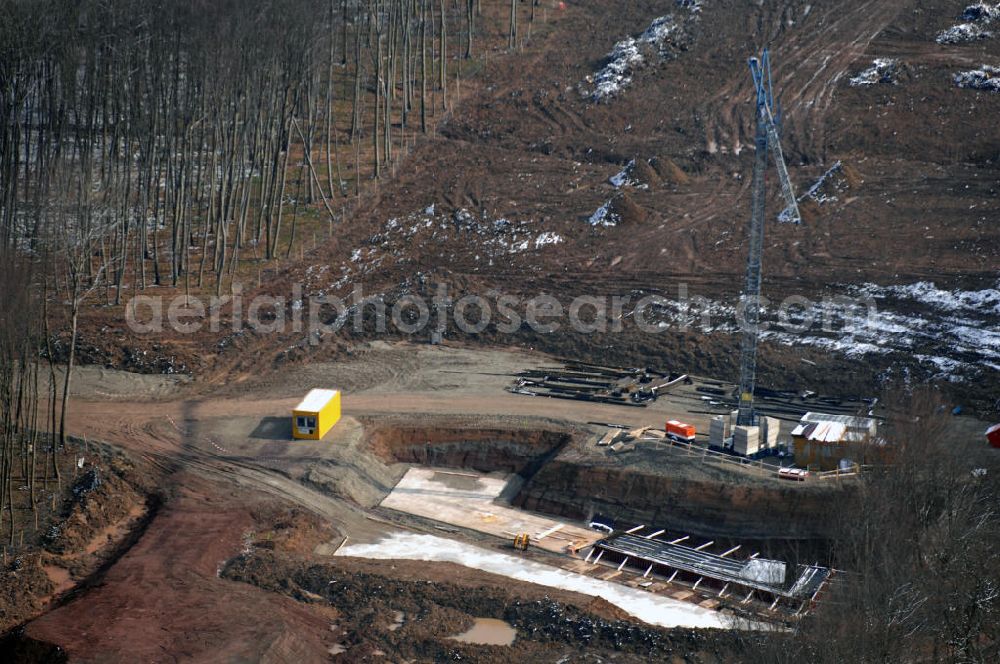 Eisenach from above - Neubautrasse der BAB A 4 - Umfahrung Hörselberge in Thüringen bei Eisenach. Im September 2007 hat das Bieterkonsortium VINCI Concessions / Hochtief PPP (50/50) den Zuschlag für das A-Modell BAB A 4 Umfahrung Hörselberge (km 238,5 bis km 283,2) erhalten. Die bei diesem Projekt auf der Bauausführungsebene gegründete Arbeitsgemeinschaft wird von der EUROVIA Infra GmbH angeführt, des Weiteren sind hier die Unternehmen Hochtief, Strassing Limes und Rädlinger beteiligt. Durchgeführt werden die im Zuge dieses Projektes notwendigen Arbeiten unter an derem von den Mitarbeitern der Niederlassung Weimar der EUROVIA Verkehrsbau Union sowie der Niederlassungen Abbruch und Erdbau, Betonstraßenbau, Ingenieurbau und TECO Schallschutz der EUROVIA Beton.