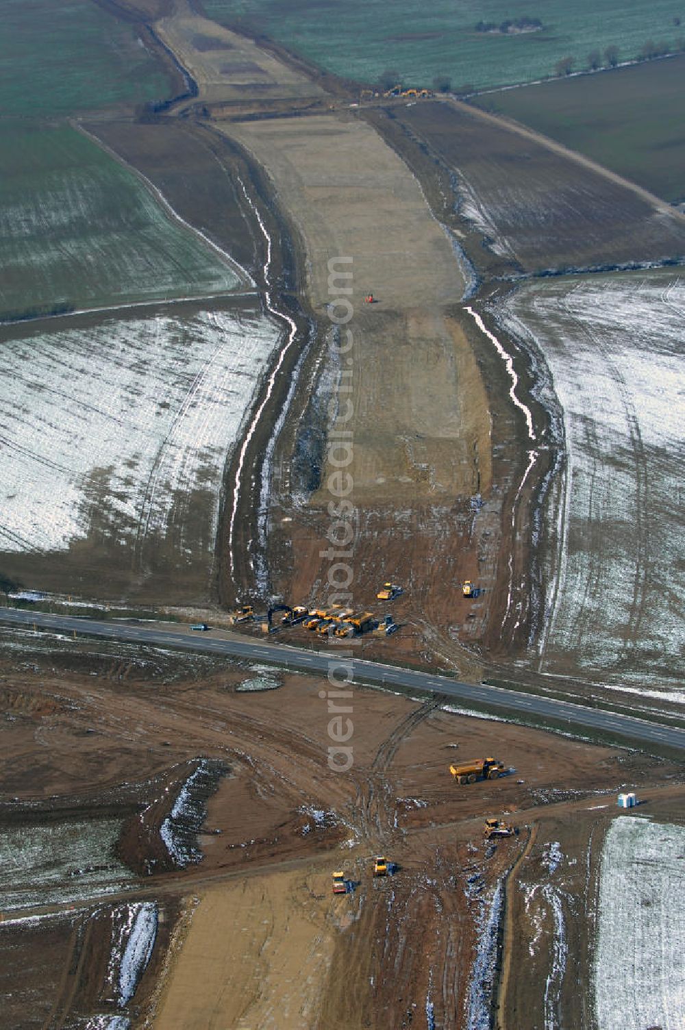 Aerial photograph Eisenach - Neubautrasse der BAB A 4 - Umfahrung Hörselberge in Thüringen bei Eisenach. Im September 2007 hat das Bieterkonsortium VINCI Concessions / Hochtief PPP (50/50) den Zuschlag für das A-Modell BAB A 4 Umfahrung Hörselberge (km 238,5 bis km 283,2) erhalten. Die bei diesem Projekt auf der Bauausführungsebene gegründete Arbeitsgemeinschaft wird von der EUROVIA Infra GmbH angeführt, des Weiteren sind hier die Unternehmen Hochtief, Strassing Limes und Rädlinger beteiligt. Durchgeführt werden die im Zuge dieses Projektes notwendigen Arbeiten unter an derem von den Mitarbeitern der Niederlassung Weimar der EUROVIA Verkehrsbau Union sowie der Niederlassungen Abbruch und Erdbau, Betonstraßenbau, Ingenieurbau und TECO Schallschutz der EUROVIA Beton.