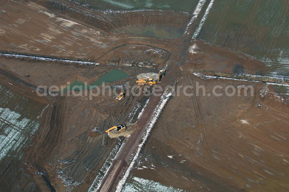 Eisenach from above - Neubautrasse der BAB A 4 - Umfahrung Hörselberge in Thüringen bei Eisenach. Im September 2007 hat das Bieterkonsortium VINCI Concessions / Hochtief PPP (50/50) den Zuschlag für das A-Modell BAB A 4 Umfahrung Hörselberge (km 238,5 bis km 283,2) erhalten. Die bei diesem Projekt auf der Bauausführungsebene gegründete Arbeitsgemeinschaft wird von der EUROVIA Infra GmbH angeführt, des Weiteren sind hier die Unternehmen Hochtief, Strassing Limes und Rädlinger beteiligt. Durchgeführt werden die im Zuge dieses Projektes notwendigen Arbeiten unter an derem von den Mitarbeitern der Niederlassung Weimar der EUROVIA Verkehrsbau Union sowie der Niederlassungen Abbruch und Erdbau, Betonstraßenbau, Ingenieurbau und TECO Schallschutz der EUROVIA Beton.