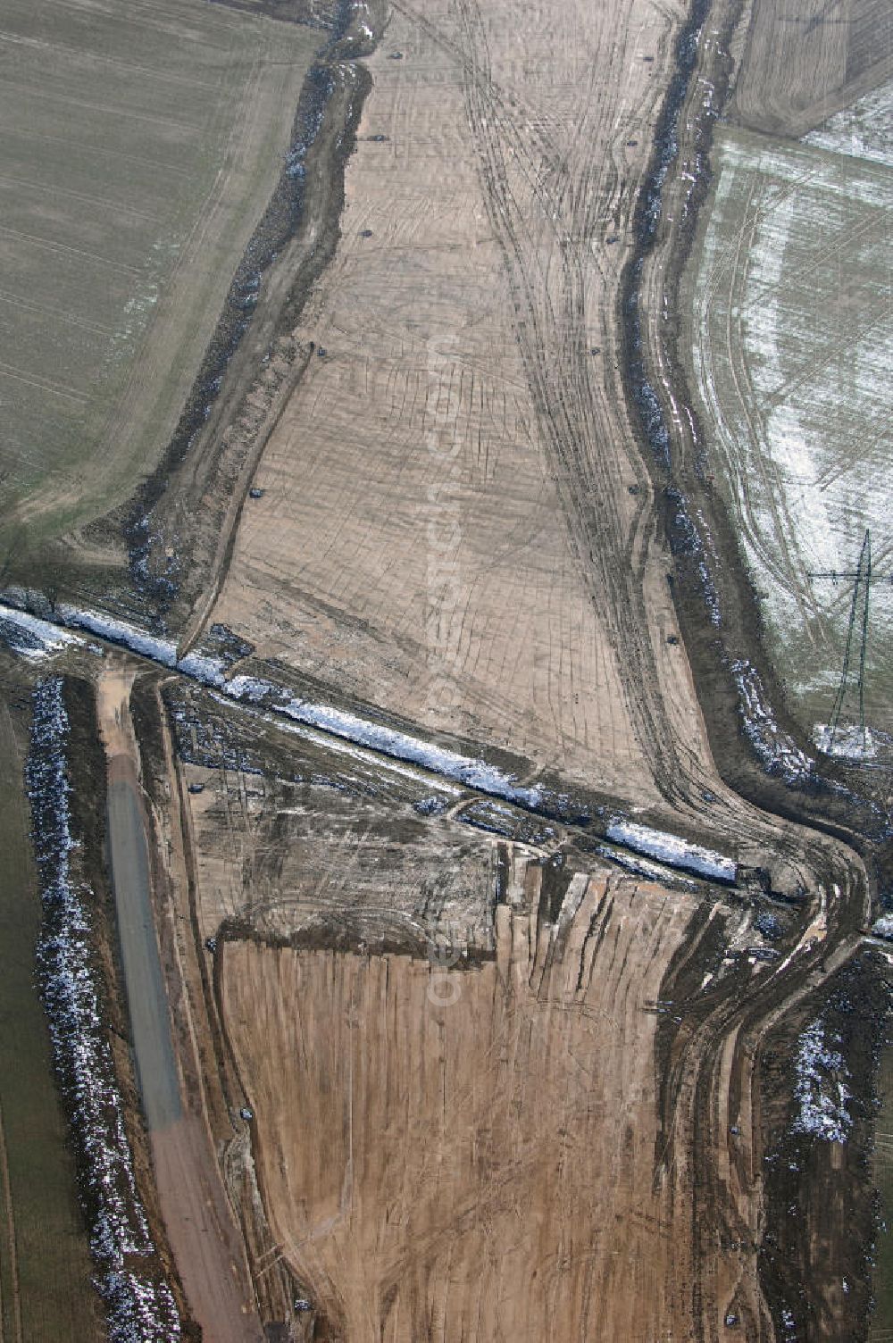 Aerial photograph Eisenach - Neubautrasse der BAB A 4 - Umfahrung Hörselberge in Thüringen bei Eisenach. Im September 2007 hat das Bieterkonsortium VINCI Concessions / Hochtief PPP (50/50) den Zuschlag für das A-Modell BAB A 4 Umfahrung Hörselberge (km 238,5 bis km 283,2) erhalten. Die bei diesem Projekt auf der Bauausführungsebene gegründete Arbeitsgemeinschaft wird von der EUROVIA Infra GmbH angeführt, des Weiteren sind hier die Unternehmen Hochtief, Strassing Limes und Rädlinger beteiligt. Durchgeführt werden die im Zuge dieses Projektes notwendigen Arbeiten unter an derem von den Mitarbeitern der Niederlassung Weimar der EUROVIA Verkehrsbau Union sowie der Niederlassungen Abbruch und Erdbau, Betonstraßenbau, Ingenieurbau und TECO Schallschutz der EUROVIA Beton.