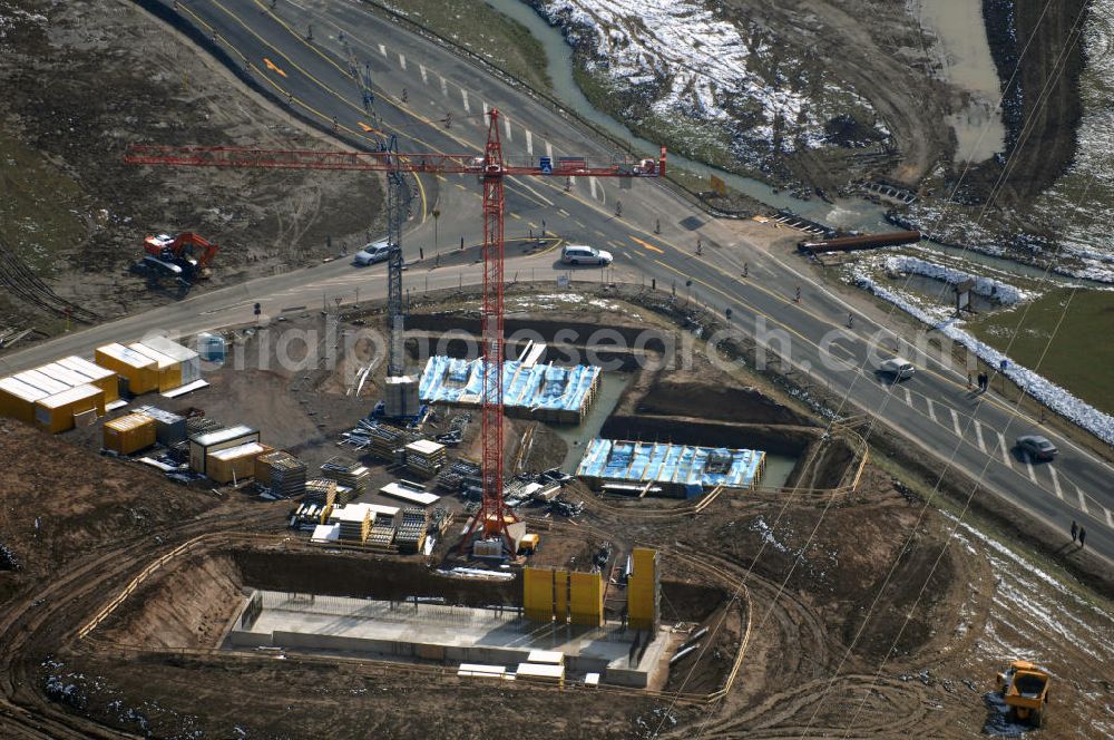 Eisenach from above - Neubautrasse der BAB A 4 - Umfahrung Hörselberge in Thüringen bei Eisenach. Im September 2007 hat das Bieterkonsortium VINCI Concessions / Hochtief PPP (50/50) den Zuschlag für das A-Modell BAB A 4 Umfahrung Hörselberge (km 238,5 bis km 283,2) erhalten. Die bei diesem Projekt auf der Bauausführungsebene gegründete Arbeitsgemeinschaft wird von der EUROVIA Infra GmbH angeführt, des Weiteren sind hier die Unternehmen Hochtief, Strassing Limes und Rädlinger beteiligt. Durchgeführt werden die im Zuge dieses Projektes notwendigen Arbeiten unter an derem von den Mitarbeitern der Niederlassung Weimar der EUROVIA Verkehrsbau Union sowie der Niederlassungen Abbruch und Erdbau, Betonstraßenbau, Ingenieurbau und TECO Schallschutz der EUROVIA Beton.