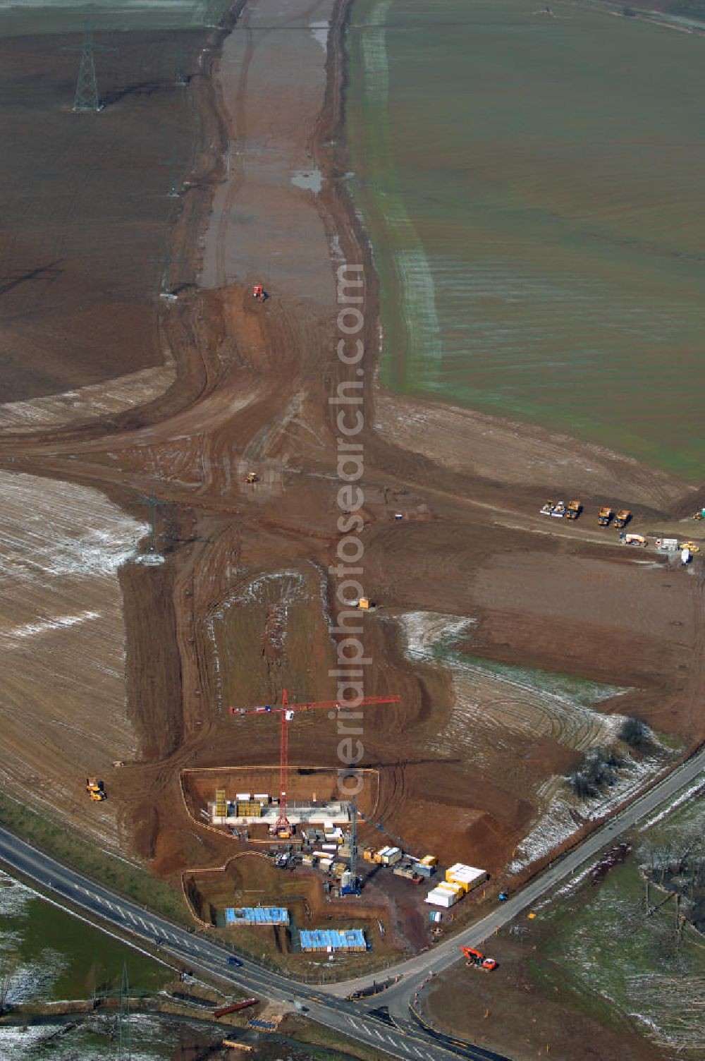 Eisenach from above - Neubautrasse der BAB A 4 - Umfahrung Hörselberge in Thüringen bei Eisenach. Im September 2007 hat das Bieterkonsortium VINCI Concessions / Hochtief PPP (50/50) den Zuschlag für das A-Modell BAB A 4 Umfahrung Hörselberge (km 238,5 bis km 283,2) erhalten. Die bei diesem Projekt auf der Bauausführungsebene gegründete Arbeitsgemeinschaft wird von der EUROVIA Infra GmbH angeführt, des Weiteren sind hier die Unternehmen Hochtief, Strassing Limes und Rädlinger beteiligt. Durchgeführt werden die im Zuge dieses Projektes notwendigen Arbeiten unter an derem von den Mitarbeitern der Niederlassung Weimar der EUROVIA Verkehrsbau Union sowie der Niederlassungen Abbruch und Erdbau, Betonstraßenbau, Ingenieurbau und TECO Schallschutz der EUROVIA Beton.