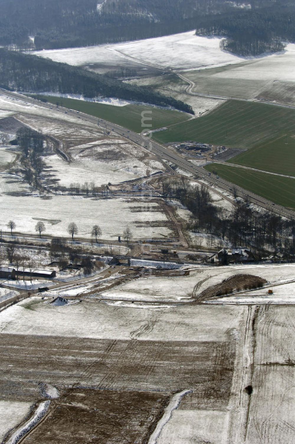 Aerial image Eisenach - Neubautrasse der BAB A 4 - Umfahrung Hörselberge in Thüringen bei Eisenach. Im September 2007 hat das Bieterkonsortium VINCI Concessions / Hochtief PPP (50/50) den Zuschlag für das A-Modell BAB A 4 Umfahrung Hörselberge (km 238,5 bis km 283,2) erhalten. Die bei diesem Projekt auf der Bauausführungsebene gegründete Arbeitsgemeinschaft wird von der EUROVIA Infra GmbH angeführt, des Weiteren sind hier die Unternehmen Hochtief, Strassing Limes und Rädlinger beteiligt. Durchgeführt werden die im Zuge dieses Projektes notwendigen Arbeiten unter an derem von den Mitarbeitern der Niederlassung Weimar der EUROVIA Verkehrsbau Union sowie der Niederlassungen Abbruch und Erdbau, Betonstraßenbau, Ingenieurbau und TECO Schallschutz der EUROVIA Beton.