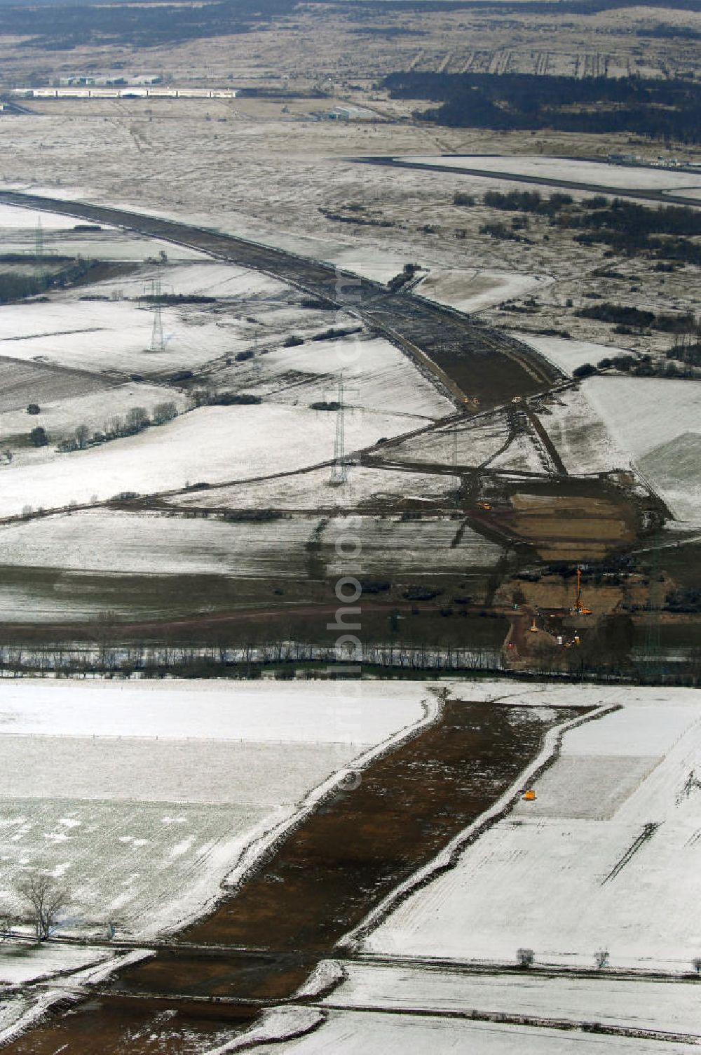 Aerial image Eisenach - Neubautrasse der BAB A 4 - Umfahrung Hörselberge in Thüringen bei Eisenach. Im September 2007 hat das Bieterkonsortium VINCI Concessions / Hochtief PPP (50/50) den Zuschlag für das A-Modell BAB A 4 Umfahrung Hörselberge (km 238,5 bis km 283,2) erhalten. Die bei diesem Projekt auf der Bauausführungsebene gegründete Arbeitsgemeinschaft wird von der EUROVIA Infra GmbH angeführt, des Weiteren sind hier die Unternehmen Hochtief, Strassing Limes und Rädlinger beteiligt. Durchgeführt werden die im Zuge dieses Projektes notwendigen Arbeiten unter an derem von den Mitarbeitern der Niederlassung Weimar der EUROVIA Verkehrsbau Union sowie der Niederlassungen Abbruch und Erdbau, Betonstraßenbau, Ingenieurbau und TECO Schallschutz der EUROVIA Beton.