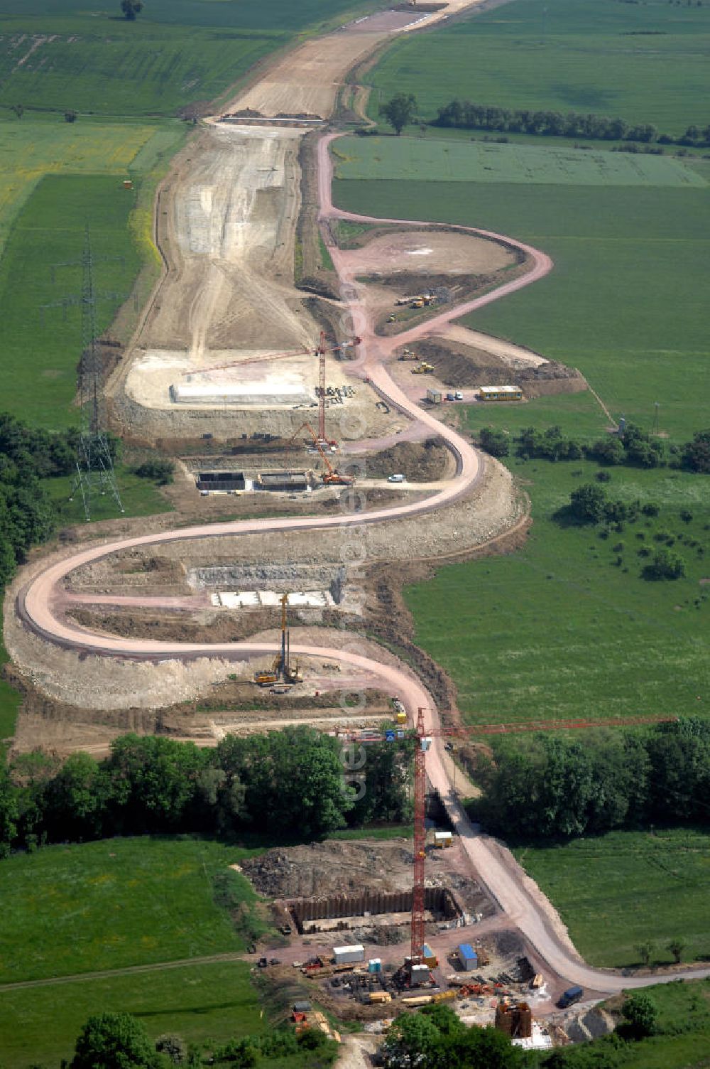 Aerial photograph Eisenach - Kindel - Neubautrasse der BAB A 4 - Umfahrung Hörselberge in Thüringen bei Eisenach. Im September 2007 hat das Bieterkonsortium VINCI Concessions / Hochtief PPP (50/50) den Zuschlag für das A-Modell BAB A 4 Umfahrung Hörselberge (km 238,5 bis km 283,2) erhalten. Die bei diesem Projekt auf der Bauausführungsebene gegründete Arbeitsgemeinschaft wird von der EUROVIA Infra GmbH angeführt, des Weiteren sind hier die Unternehmen Hochtief, Strassing Limes und Rädlinger beteiligt. Durchgeführt werden die im Zuge dieses Projektes notwendigen Arbeiten unter an derem von den Mitarbeitern der Niederlassung Weimar der EUROVIA Verkehrsbau Union sowie der Niederlassungen Abbruch und Erdbau, Betonstraßenbau, Ingenieurbau und TECO Schallschutz der EUROVIA Beton. DEGES