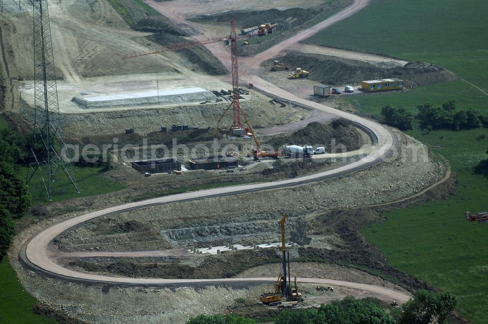 Eisenach - Kindel from above - Neubautrasse der BAB A 4 - Umfahrung Hörselberge in Thüringen bei Eisenach. Im September 2007 hat das Bieterkonsortium VINCI Concessions / Hochtief PPP (50/50) den Zuschlag für das A-Modell BAB A 4 Umfahrung Hörselberge (km 238,5 bis km 283,2) erhalten. Die bei diesem Projekt auf der Bauausführungsebene gegründete Arbeitsgemeinschaft wird von der EUROVIA Infra GmbH angeführt, des Weiteren sind hier die Unternehmen Hochtief, Strassing Limes und Rädlinger beteiligt. Durchgeführt werden die im Zuge dieses Projektes notwendigen Arbeiten unter an derem von den Mitarbeitern der Niederlassung Weimar der EUROVIA Verkehrsbau Union sowie der Niederlassungen Abbruch und Erdbau, Betonstraßenbau, Ingenieurbau und TECO Schallschutz der EUROVIA Beton. DEGES