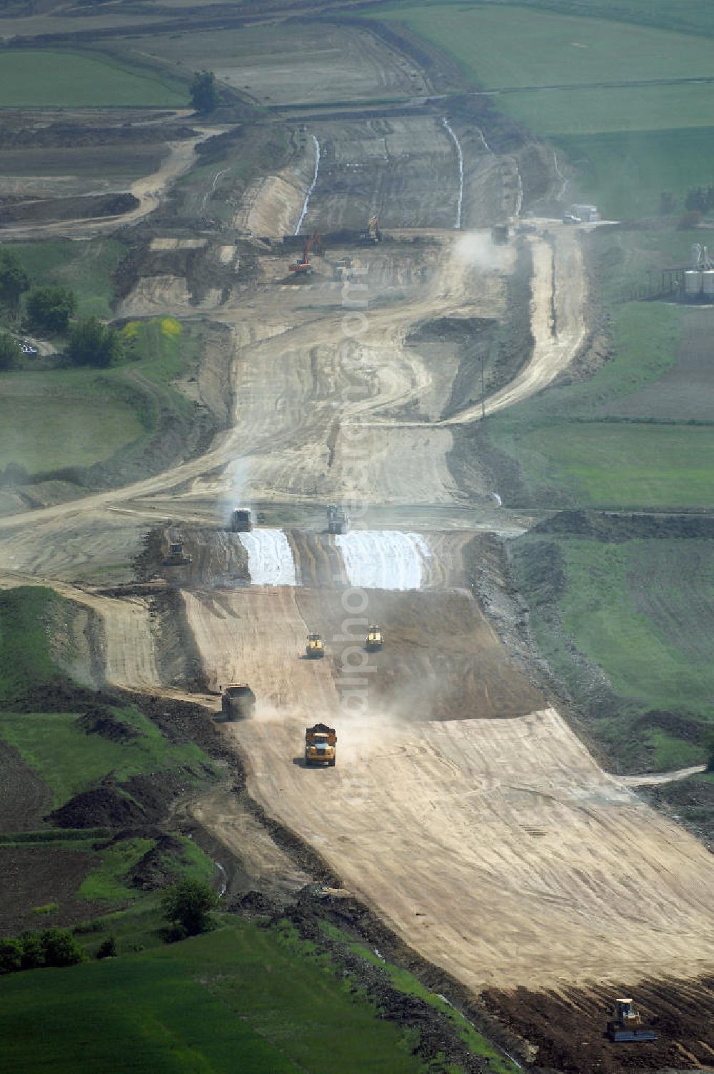 Eisenach - Kindel from the bird's eye view: Neubautrasse der BAB A 4 - Umfahrung Hörselberge in Thüringen bei Eisenach. Im September 2007 hat das Bieterkonsortium VINCI Concessions / Hochtief PPP (50/50) den Zuschlag für das A-Modell BAB A 4 Umfahrung Hörselberge (km 238,5 bis km 283,2) erhalten. Die bei diesem Projekt auf der Bauausführungsebene gegründete Arbeitsgemeinschaft wird von der EUROVIA Infra GmbH angeführt, des Weiteren sind hier die Unternehmen Hochtief, Strassing Limes und Rädlinger beteiligt. Durchgeführt werden die im Zuge dieses Projektes notwendigen Arbeiten unter an derem von den Mitarbeitern der Niederlassung Weimar der EUROVIA Verkehrsbau Union sowie der Niederlassungen Abbruch und Erdbau, Betonstraßenbau, Ingenieurbau und TECO Schallschutz der EUROVIA Beton. DEGES