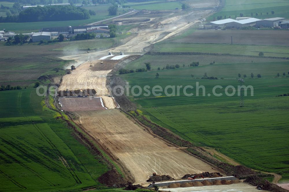 Aerial image Eisenach - Kindel - Neubautrasse der BAB A 4 - Umfahrung Hörselberge in Thüringen bei Eisenach. Im September 2007 hat das Bieterkonsortium VINCI Concessions / Hochtief PPP (50/50) den Zuschlag für das A-Modell BAB A 4 Umfahrung Hörselberge (km 238,5 bis km 283,2) erhalten. Die bei diesem Projekt auf der Bauausführungsebene gegründete Arbeitsgemeinschaft wird von der EUROVIA Infra GmbH angeführt, des Weiteren sind hier die Unternehmen Hochtief, Strassing Limes und Rädlinger beteiligt. Durchgeführt werden die im Zuge dieses Projektes notwendigen Arbeiten unter an derem von den Mitarbeitern der Niederlassung Weimar der EUROVIA Verkehrsbau Union sowie der Niederlassungen Abbruch und Erdbau, Betonstraßenbau, Ingenieurbau und TECO Schallschutz der EUROVIA Beton. DEGES