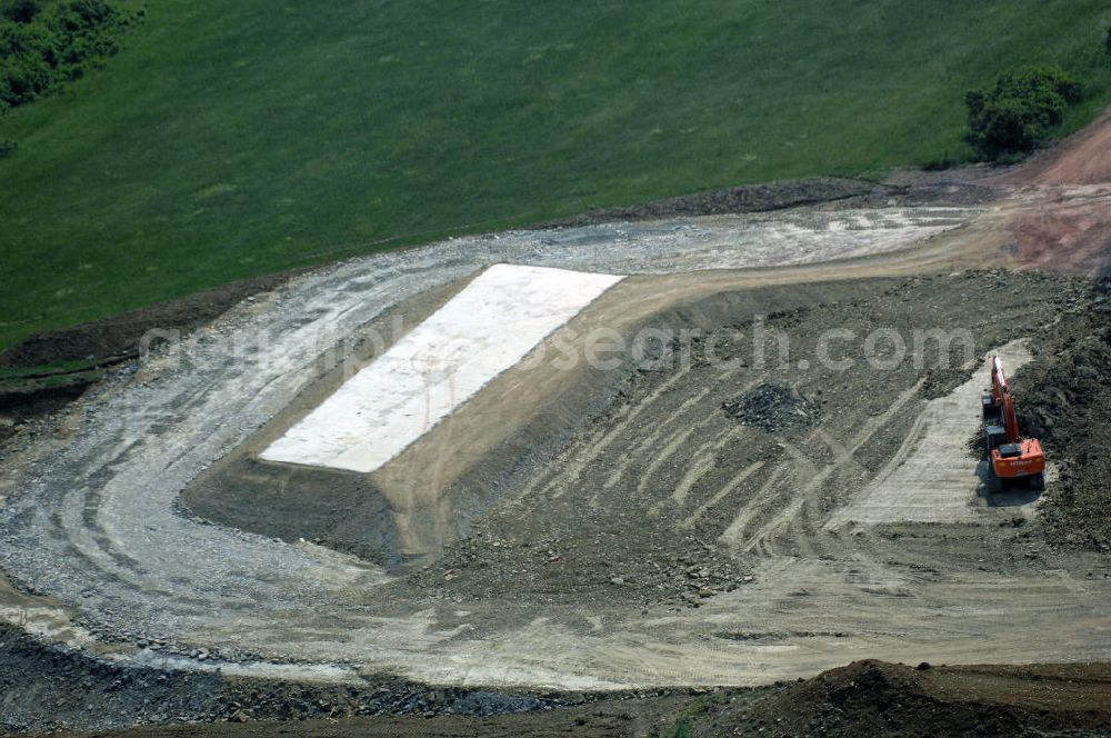 Aerial photograph Eisenach - Kindel - Neubautrasse der BAB A 4 - Umfahrung Hörselberge in Thüringen bei Eisenach. Im September 2007 hat das Bieterkonsortium VINCI Concessions / Hochtief PPP (50/50) den Zuschlag für das A-Modell BAB A 4 Umfahrung Hörselberge (km 238,5 bis km 283,2) erhalten. Die bei diesem Projekt auf der Bauausführungsebene gegründete Arbeitsgemeinschaft wird von der EUROVIA Infra GmbH angeführt, des Weiteren sind hier die Unternehmen Hochtief, Strassing Limes und Rädlinger beteiligt. Durchgeführt werden die im Zuge dieses Projektes notwendigen Arbeiten unter an derem von den Mitarbeitern der Niederlassung Weimar der EUROVIA Verkehrsbau Union sowie der Niederlassungen Abbruch und Erdbau, Betonstraßenbau, Ingenieurbau und TECO Schallschutz der EUROVIA Beton. DEGES