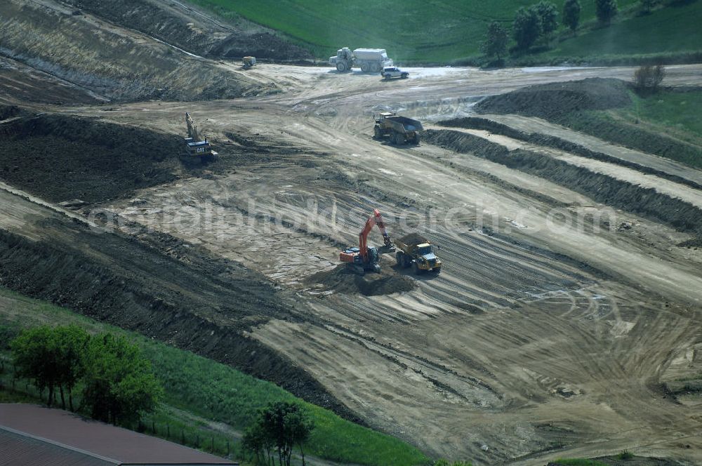 Aerial photograph Eisenach - Kindel - Neubautrasse der BAB A 4 - Umfahrung Hörselberge in Thüringen bei Eisenach. Im September 2007 hat das Bieterkonsortium VINCI Concessions / Hochtief PPP (50/50) den Zuschlag für das A-Modell BAB A 4 Umfahrung Hörselberge (km 238,5 bis km 283,2) erhalten. Die bei diesem Projekt auf der Bauausführungsebene gegründete Arbeitsgemeinschaft wird von der EUROVIA Infra GmbH angeführt, des Weiteren sind hier die Unternehmen Hochtief, Strassing Limes und Rädlinger beteiligt. Durchgeführt werden die im Zuge dieses Projektes notwendigen Arbeiten unter an derem von den Mitarbeitern der Niederlassung Weimar der EUROVIA Verkehrsbau Union sowie der Niederlassungen Abbruch und Erdbau, Betonstraßenbau, Ingenieurbau und TECO Schallschutz der EUROVIA Beton. DEGES