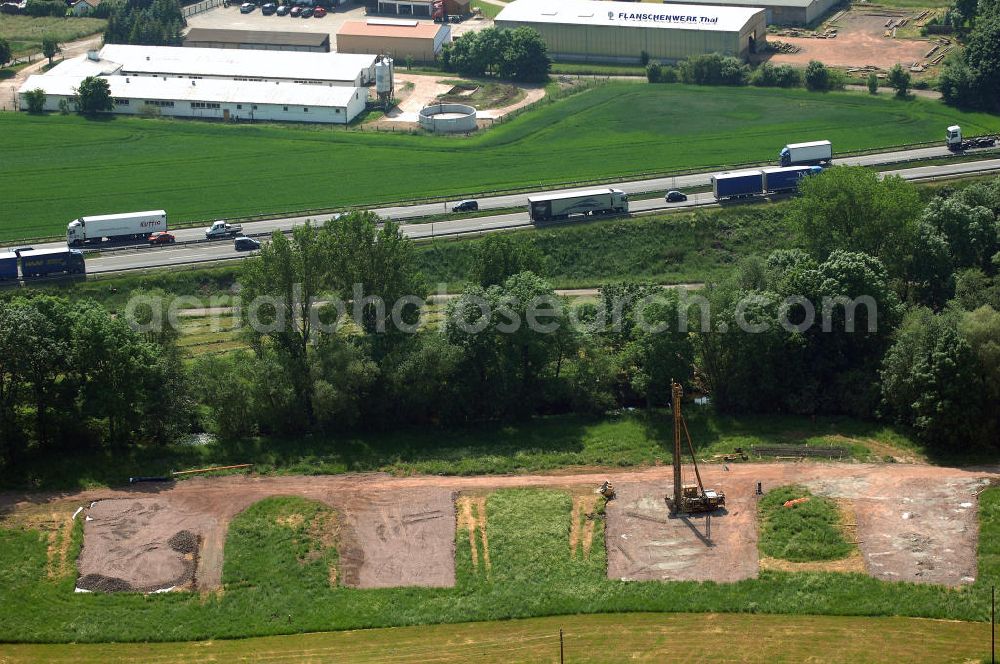 Eisenach - Kindel from above - Neubautrasse der BAB A 4 - Umfahrung Hörselberge in Thüringen bei Eisenach. Im September 2007 hat das Bieterkonsortium VINCI Concessions / Hochtief PPP (50/50) den Zuschlag für das A-Modell BAB A 4 Umfahrung Hörselberge (km 238,5 bis km 283,2) erhalten. Die bei diesem Projekt auf der Bauausführungsebene gegründete Arbeitsgemeinschaft wird von der EUROVIA Infra GmbH angeführt, des Weiteren sind hier die Unternehmen Hochtief, Strassing Limes und Rädlinger beteiligt. Durchgeführt werden die im Zuge dieses Projektes notwendigen Arbeiten unter an derem von den Mitarbeitern der Niederlassung Weimar der EUROVIA Verkehrsbau Union sowie der Niederlassungen Abbruch und Erdbau, Betonstraßenbau, Ingenieurbau und TECO Schallschutz der EUROVIA Beton. DEGES