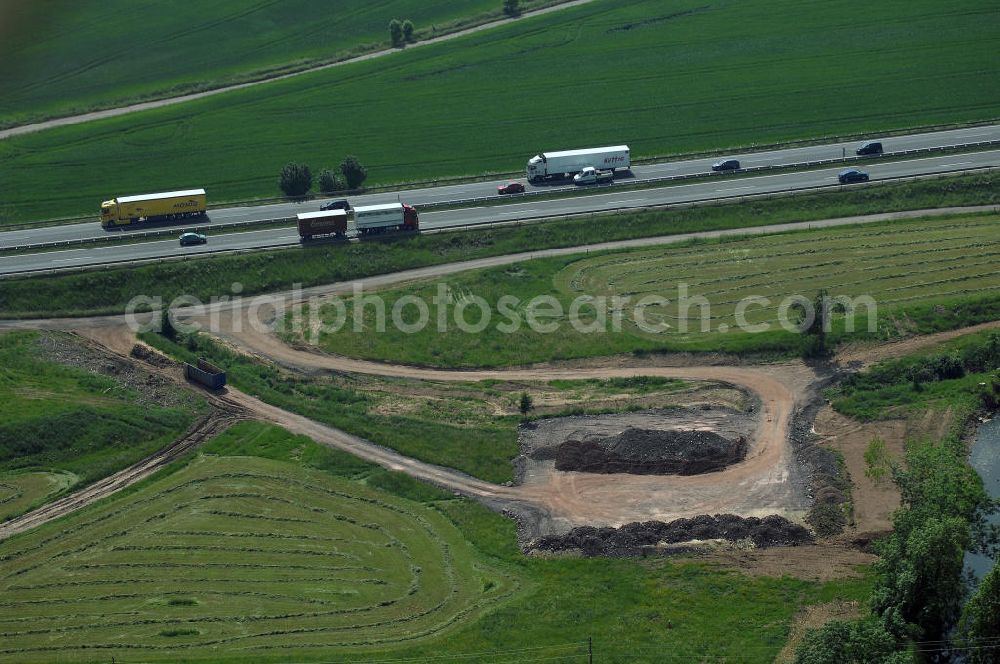 Eisenach - Kindel from the bird's eye view: Neubautrasse der BAB A 4 - Umfahrung Hörselberge in Thüringen bei Eisenach. Im September 2007 hat das Bieterkonsortium VINCI Concessions / Hochtief PPP (50/50) den Zuschlag für das A-Modell BAB A 4 Umfahrung Hörselberge (km 238,5 bis km 283,2) erhalten. Die bei diesem Projekt auf der Bauausführungsebene gegründete Arbeitsgemeinschaft wird von der EUROVIA Infra GmbH angeführt, des Weiteren sind hier die Unternehmen Hochtief, Strassing Limes und Rädlinger beteiligt. Durchgeführt werden die im Zuge dieses Projektes notwendigen Arbeiten unter an derem von den Mitarbeitern der Niederlassung Weimar der EUROVIA Verkehrsbau Union sowie der Niederlassungen Abbruch und Erdbau, Betonstraßenbau, Ingenieurbau und TECO Schallschutz der EUROVIA Beton. DEGES