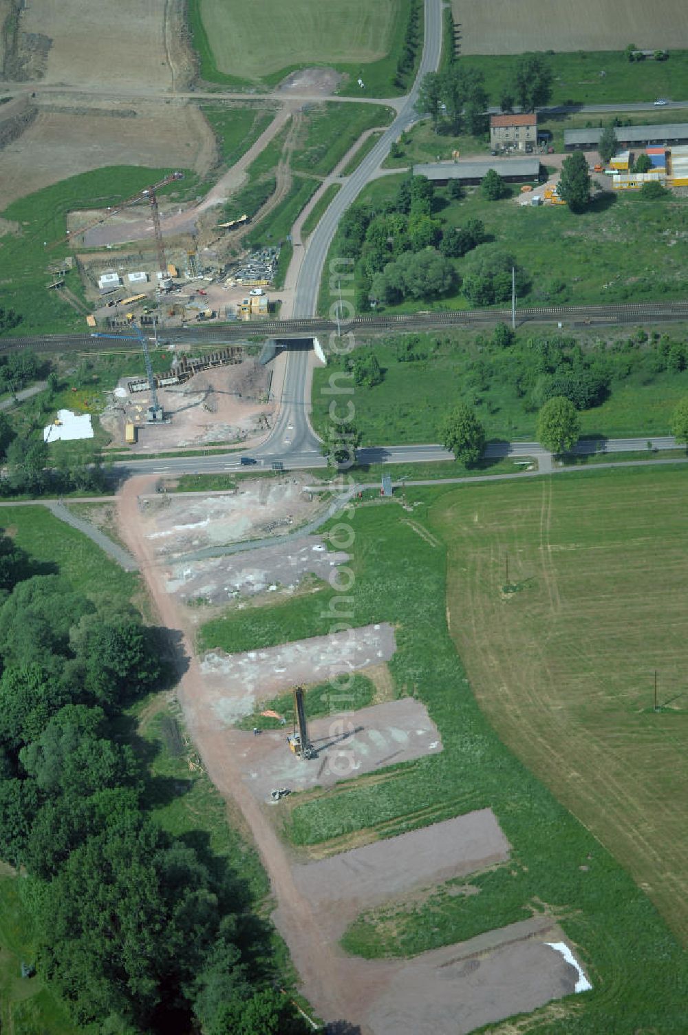 Aerial image Eisenach - Kindel - Neubautrasse der BAB A 4 - Umfahrung Hörselberge in Thüringen bei Eisenach. Im September 2007 hat das Bieterkonsortium VINCI Concessions / Hochtief PPP (50/50) den Zuschlag für das A-Modell BAB A 4 Umfahrung Hörselberge (km 238,5 bis km 283,2) erhalten. Die bei diesem Projekt auf der Bauausführungsebene gegründete Arbeitsgemeinschaft wird von der EUROVIA Infra GmbH angeführt, des Weiteren sind hier die Unternehmen Hochtief, Strassing Limes und Rädlinger beteiligt. Durchgeführt werden die im Zuge dieses Projektes notwendigen Arbeiten unter an derem von den Mitarbeitern der Niederlassung Weimar der EUROVIA Verkehrsbau Union sowie der Niederlassungen Abbruch und Erdbau, Betonstraßenbau, Ingenieurbau und TECO Schallschutz der EUROVIA Beton. DEGES