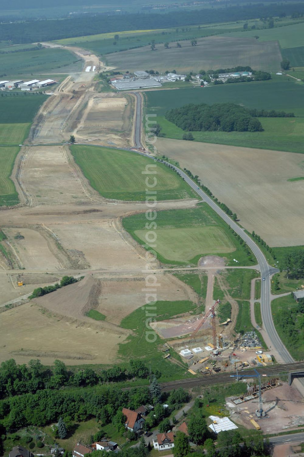 Aerial photograph Eisenach - Kindel - Neubautrasse der BAB A 4 - Umfahrung Hörselberge in Thüringen bei Eisenach. Im September 2007 hat das Bieterkonsortium VINCI Concessions / Hochtief PPP (50/50) den Zuschlag für das A-Modell BAB A 4 Umfahrung Hörselberge (km 238,5 bis km 283,2) erhalten. Die bei diesem Projekt auf der Bauausführungsebene gegründete Arbeitsgemeinschaft wird von der EUROVIA Infra GmbH angeführt, des Weiteren sind hier die Unternehmen Hochtief, Strassing Limes und Rädlinger beteiligt. Durchgeführt werden die im Zuge dieses Projektes notwendigen Arbeiten unter an derem von den Mitarbeitern der Niederlassung Weimar der EUROVIA Verkehrsbau Union sowie der Niederlassungen Abbruch und Erdbau, Betonstraßenbau, Ingenieurbau und TECO Schallschutz der EUROVIA Beton. DEGES