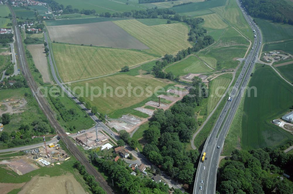 Eisenach - Kindel from above - Neubautrasse der BAB A 4 - Umfahrung Hörselberge in Thüringen bei Eisenach. Im September 2007 hat das Bieterkonsortium VINCI Concessions / Hochtief PPP (50/50) den Zuschlag für das A-Modell BAB A 4 Umfahrung Hörselberge (km 238,5 bis km 283,2) erhalten. Die bei diesem Projekt auf der Bauausführungsebene gegründete Arbeitsgemeinschaft wird von der EUROVIA Infra GmbH angeführt, des Weiteren sind hier die Unternehmen Hochtief, Strassing Limes und Rädlinger beteiligt. Durchgeführt werden die im Zuge dieses Projektes notwendigen Arbeiten unter an derem von den Mitarbeitern der Niederlassung Weimar der EUROVIA Verkehrsbau Union sowie der Niederlassungen Abbruch und Erdbau, Betonstraßenbau, Ingenieurbau und TECO Schallschutz der EUROVIA Beton. DEGES