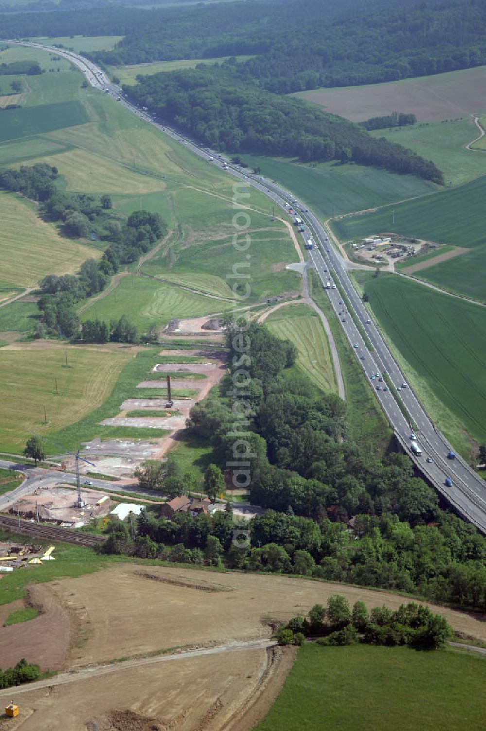 Eisenach - Kindel from the bird's eye view: Neubautrasse der BAB A 4 - Umfahrung Hörselberge in Thüringen bei Eisenach. Im September 2007 hat das Bieterkonsortium VINCI Concessions / Hochtief PPP (50/50) den Zuschlag für das A-Modell BAB A 4 Umfahrung Hörselberge (km 238,5 bis km 283,2) erhalten. Die bei diesem Projekt auf der Bauausführungsebene gegründete Arbeitsgemeinschaft wird von der EUROVIA Infra GmbH angeführt, des Weiteren sind hier die Unternehmen Hochtief, Strassing Limes und Rädlinger beteiligt. Durchgeführt werden die im Zuge dieses Projektes notwendigen Arbeiten unter an derem von den Mitarbeitern der Niederlassung Weimar der EUROVIA Verkehrsbau Union sowie der Niederlassungen Abbruch und Erdbau, Betonstraßenbau, Ingenieurbau und TECO Schallschutz der EUROVIA Beton. DEGES