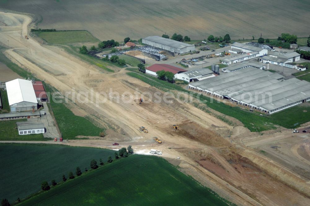 Aerial image Eisenach - Kindel - Neubautrasse der BAB A 4 - Umfahrung Hörselberge in Thüringen bei Eisenach. Im September 2007 hat das Bieterkonsortium VINCI Concessions / Hochtief PPP (50/50) den Zuschlag für das A-Modell BAB A 4 Umfahrung Hörselberge (km 238,5 bis km 283,2) erhalten. Die bei diesem Projekt auf der Bauausführungsebene gegründete Arbeitsgemeinschaft wird von der EUROVIA Infra GmbH angeführt, des Weiteren sind hier die Unternehmen Hochtief, Strassing Limes und Rädlinger beteiligt. Durchgeführt werden die im Zuge dieses Projektes notwendigen Arbeiten unter an derem von den Mitarbeitern der Niederlassung Weimar der EUROVIA Verkehrsbau Union sowie der Niederlassungen Abbruch und Erdbau, Betonstraßenbau, Ingenieurbau und TECO Schallschutz der EUROVIA Beton. DEGES