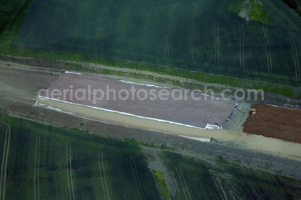 Eisenach - Kindel from above - Neubautrasse der BAB A 4 - Umfahrung Hörselberge in Thüringen bei Eisenach. Im September 2007 hat das Bieterkonsortium VINCI Concessions / Hochtief PPP (50/50) den Zuschlag für das A-Modell BAB A 4 Umfahrung Hörselberge (km 238,5 bis km 283,2) erhalten. Die bei diesem Projekt auf der Bauausführungsebene gegründete Arbeitsgemeinschaft wird von der EUROVIA Infra GmbH angeführt, des Weiteren sind hier die Unternehmen Hochtief, Strassing Limes und Rädlinger beteiligt. Durchgeführt werden die im Zuge dieses Projektes notwendigen Arbeiten unter an derem von den Mitarbeitern der Niederlassung Weimar der EUROVIA Verkehrsbau Union sowie der Niederlassungen Abbruch und Erdbau, Betonstraßenbau, Ingenieurbau und TECO Schallschutz der EUROVIA Beton. DEGES