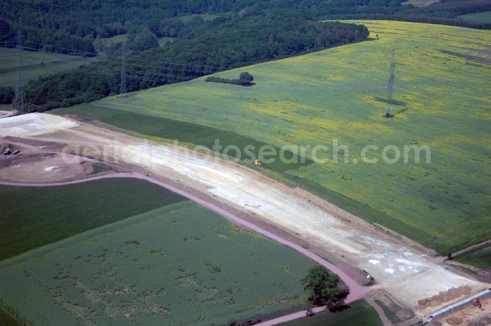 Eisenach - Kindel from the bird's eye view: Neubautrasse der BAB A 4 - Umfahrung Hörselberge in Thüringen bei Eisenach. Im September 2007 hat das Bieterkonsortium VINCI Concessions / Hochtief PPP (50/50) den Zuschlag für das A-Modell BAB A 4 Umfahrung Hörselberge (km 238,5 bis km 283,2) erhalten. Die bei diesem Projekt auf der Bauausführungsebene gegründete Arbeitsgemeinschaft wird von der EUROVIA Infra GmbH angeführt, des Weiteren sind hier die Unternehmen Hochtief, Strassing Limes und Rädlinger beteiligt. Durchgeführt werden die im Zuge dieses Projektes notwendigen Arbeiten unter an derem von den Mitarbeitern der Niederlassung Weimar der EUROVIA Verkehrsbau Union sowie der Niederlassungen Abbruch und Erdbau, Betonstraßenbau, Ingenieurbau und TECO Schallschutz der EUROVIA Beton. DEGES