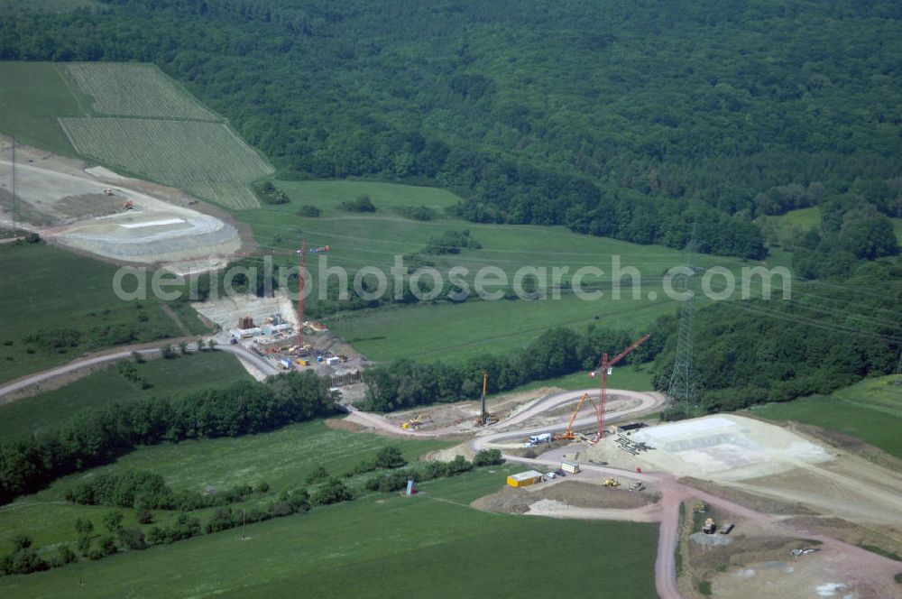 Aerial image Eisenach - Kindel - Neubautrasse der BAB A 4 - Umfahrung Hörselberge in Thüringen bei Eisenach. Im September 2007 hat das Bieterkonsortium VINCI Concessions / Hochtief PPP (50/50) den Zuschlag für das A-Modell BAB A 4 Umfahrung Hörselberge (km 238,5 bis km 283,2) erhalten. Die bei diesem Projekt auf der Bauausführungsebene gegründete Arbeitsgemeinschaft wird von der EUROVIA Infra GmbH angeführt, des Weiteren sind hier die Unternehmen Hochtief, Strassing Limes und Rädlinger beteiligt. Durchgeführt werden die im Zuge dieses Projektes notwendigen Arbeiten unter an derem von den Mitarbeitern der Niederlassung Weimar der EUROVIA Verkehrsbau Union sowie der Niederlassungen Abbruch und Erdbau, Betonstraßenbau, Ingenieurbau und TECO Schallschutz der EUROVIA Beton. DEGES