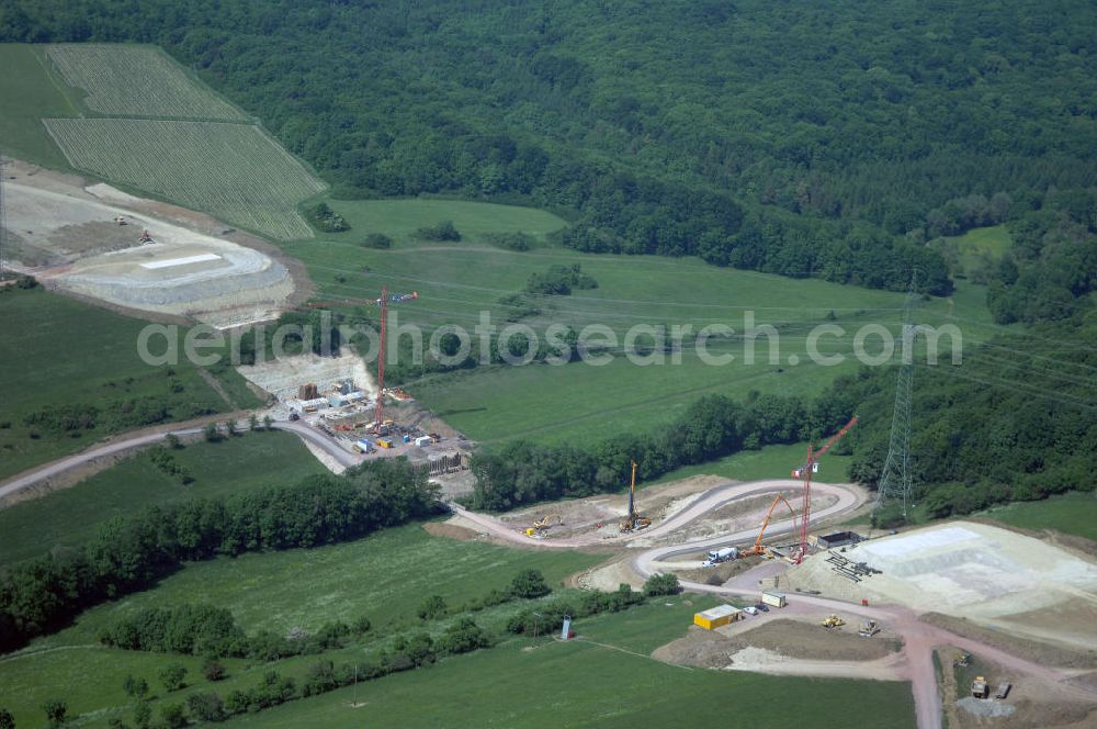 Aerial photograph Eisenach - Kindel - Neubautrasse der BAB A 4 - Umfahrung Hörselberge in Thüringen bei Eisenach. Im September 2007 hat das Bieterkonsortium VINCI Concessions / Hochtief PPP (50/50) den Zuschlag für das A-Modell BAB A 4 Umfahrung Hörselberge (km 238,5 bis km 283,2) erhalten. Die bei diesem Projekt auf der Bauausführungsebene gegründete Arbeitsgemeinschaft wird von der EUROVIA Infra GmbH angeführt, des Weiteren sind hier die Unternehmen Hochtief, Strassing Limes und Rädlinger beteiligt. Durchgeführt werden die im Zuge dieses Projektes notwendigen Arbeiten unter an derem von den Mitarbeitern der Niederlassung Weimar der EUROVIA Verkehrsbau Union sowie der Niederlassungen Abbruch und Erdbau, Betonstraßenbau, Ingenieurbau und TECO Schallschutz der EUROVIA Beton. DEGES