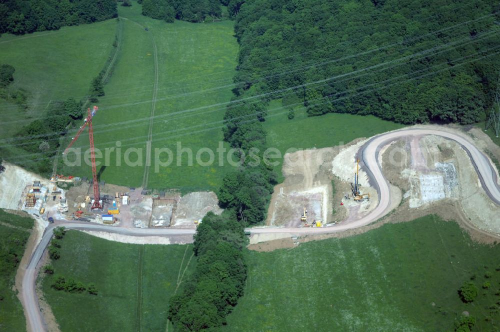 Eisenach - Kindel from above - Neubautrasse der BAB A 4 - Umfahrung Hörselberge in Thüringen bei Eisenach. Im September 2007 hat das Bieterkonsortium VINCI Concessions / Hochtief PPP (50/50) den Zuschlag für das A-Modell BAB A 4 Umfahrung Hörselberge (km 238,5 bis km 283,2) erhalten. Die bei diesem Projekt auf der Bauausführungsebene gegründete Arbeitsgemeinschaft wird von der EUROVIA Infra GmbH angeführt, des Weiteren sind hier die Unternehmen Hochtief, Strassing Limes und Rädlinger beteiligt. Durchgeführt werden die im Zuge dieses Projektes notwendigen Arbeiten unter an derem von den Mitarbeitern der Niederlassung Weimar der EUROVIA Verkehrsbau Union sowie der Niederlassungen Abbruch und Erdbau, Betonstraßenbau, Ingenieurbau und TECO Schallschutz der EUROVIA Beton. DEGES