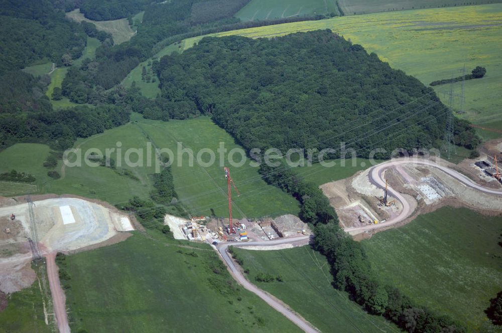 Eisenach - Kindel from the bird's eye view: Neubautrasse der BAB A 4 - Umfahrung Hörselberge in Thüringen bei Eisenach. Im September 2007 hat das Bieterkonsortium VINCI Concessions / Hochtief PPP (50/50) den Zuschlag für das A-Modell BAB A 4 Umfahrung Hörselberge (km 238,5 bis km 283,2) erhalten. Die bei diesem Projekt auf der Bauausführungsebene gegründete Arbeitsgemeinschaft wird von der EUROVIA Infra GmbH angeführt, des Weiteren sind hier die Unternehmen Hochtief, Strassing Limes und Rädlinger beteiligt. Durchgeführt werden die im Zuge dieses Projektes notwendigen Arbeiten unter an derem von den Mitarbeitern der Niederlassung Weimar der EUROVIA Verkehrsbau Union sowie der Niederlassungen Abbruch und Erdbau, Betonstraßenbau, Ingenieurbau und TECO Schallschutz der EUROVIA Beton. DEGES