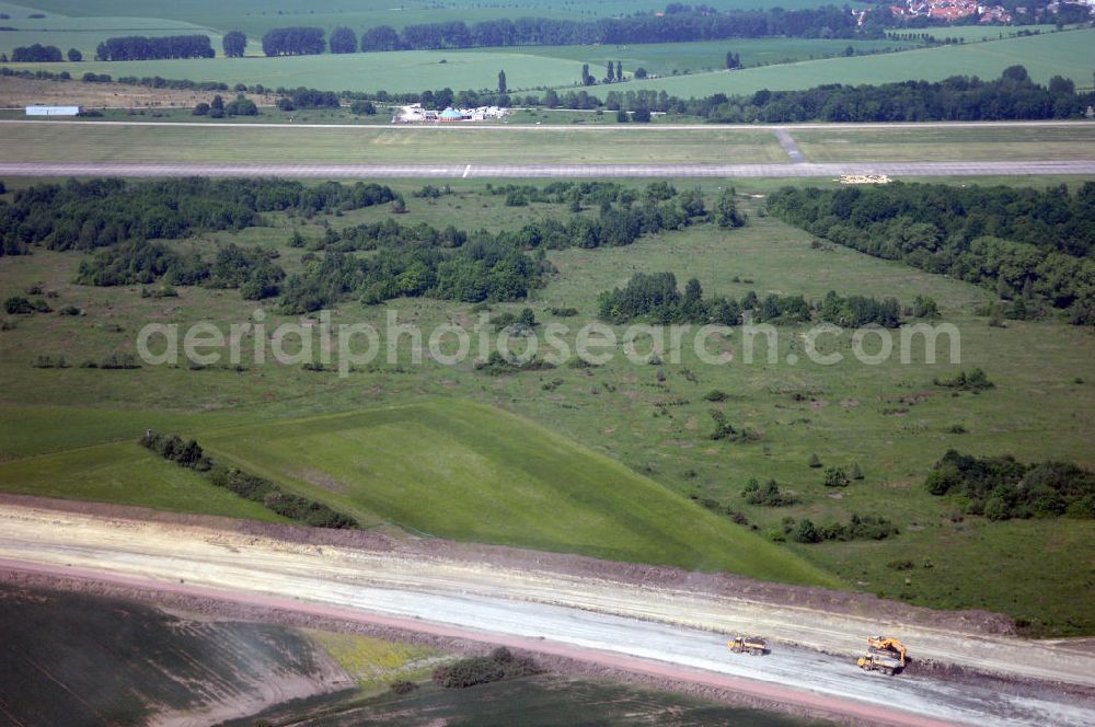 Aerial image Eisenach - Kindel - Neubautrasse der BAB A 4 - Umfahrung Hörselberge in Thüringen bei Eisenach. Im September 2007 hat das Bieterkonsortium VINCI Concessions / Hochtief PPP (50/50) den Zuschlag für das A-Modell BAB A 4 Umfahrung Hörselberge (km 238,5 bis km 283,2) erhalten. Die bei diesem Projekt auf der Bauausführungsebene gegründete Arbeitsgemeinschaft wird von der EUROVIA Infra GmbH angeführt, des Weiteren sind hier die Unternehmen Hochtief, Strassing Limes und Rädlinger beteiligt. Durchgeführt werden die im Zuge dieses Projektes notwendigen Arbeiten unter an derem von den Mitarbeitern der Niederlassung Weimar der EUROVIA Verkehrsbau Union sowie der Niederlassungen Abbruch und Erdbau, Betonstraßenbau, Ingenieurbau und TECO Schallschutz der EUROVIA Beton. DEGES