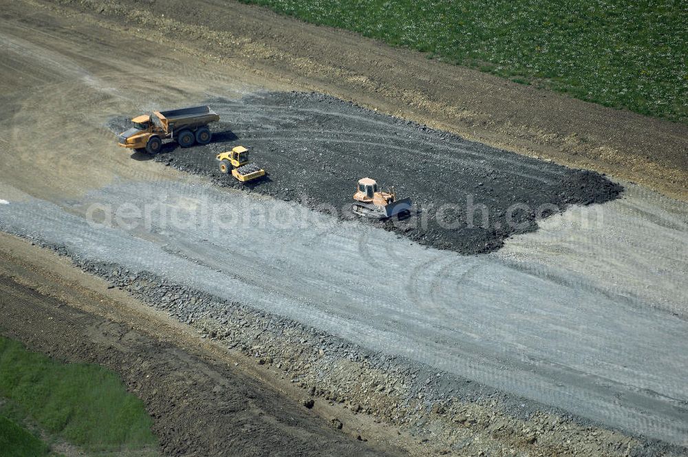 Aerial photograph Eisenach - Kindel - Neubautrasse der BAB A 4 - Umfahrung Hörselberge in Thüringen bei Eisenach. Im September 2007 hat das Bieterkonsortium VINCI Concessions / Hochtief PPP (50/50) den Zuschlag für das A-Modell BAB A 4 Umfahrung Hörselberge (km 238,5 bis km 283,2) erhalten. Die bei diesem Projekt auf der Bauausführungsebene gegründete Arbeitsgemeinschaft wird von der EUROVIA Infra GmbH angeführt, des Weiteren sind hier die Unternehmen Hochtief, Strassing Limes und Rädlinger beteiligt. Durchgeführt werden die im Zuge dieses Projektes notwendigen Arbeiten unter an derem von den Mitarbeitern der Niederlassung Weimar der EUROVIA Verkehrsbau Union sowie der Niederlassungen Abbruch und Erdbau, Betonstraßenbau, Ingenieurbau und TECO Schallschutz der EUROVIA Beton. DEGES