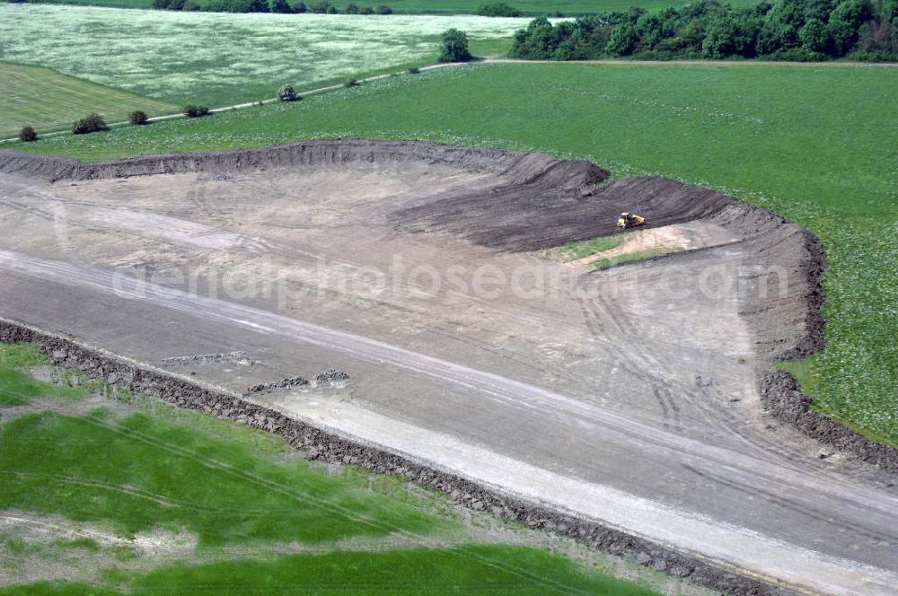 Eisenach - Kindel from above - Neubautrasse der BAB A 4 - Umfahrung Hörselberge in Thüringen bei Eisenach. Im September 2007 hat das Bieterkonsortium VINCI Concessions / Hochtief PPP (50/50) den Zuschlag für das A-Modell BAB A 4 Umfahrung Hörselberge (km 238,5 bis km 283,2) erhalten. Die bei diesem Projekt auf der Bauausführungsebene gegründete Arbeitsgemeinschaft wird von der EUROVIA Infra GmbH angeführt, des Weiteren sind hier die Unternehmen Hochtief, Strassing Limes und Rädlinger beteiligt. Durchgeführt werden die im Zuge dieses Projektes notwendigen Arbeiten unter an derem von den Mitarbeitern der Niederlassung Weimar der EUROVIA Verkehrsbau Union sowie der Niederlassungen Abbruch und Erdbau, Betonstraßenbau, Ingenieurbau und TECO Schallschutz der EUROVIA Beton. DEGES