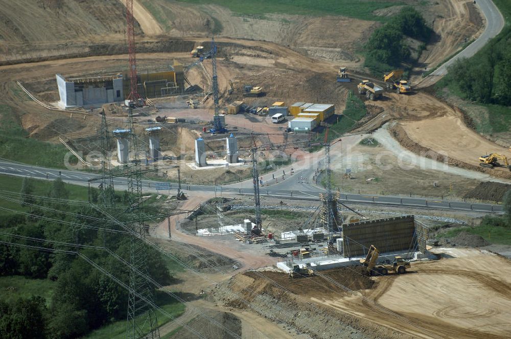 Aerial photograph Eisenach - Kindel - Neubautrasse der BAB A 4 - Umfahrung Hörselberge in Thüringen bei Eisenach. Im September 2007 hat das Bieterkonsortium VINCI Concessions / Hochtief PPP (50/50) den Zuschlag für das A-Modell BAB A 4 Umfahrung Hörselberge (km 238,5 bis km 283,2) erhalten. Die bei diesem Projekt auf der Bauausführungsebene gegründete Arbeitsgemeinschaft wird von der EUROVIA Infra GmbH angeführt, des Weiteren sind hier die Unternehmen Hochtief, Strassing Limes und Rädlinger beteiligt. Durchgeführt werden die im Zuge dieses Projektes notwendigen Arbeiten unter an derem von den Mitarbeitern der Niederlassung Weimar der EUROVIA Verkehrsbau Union sowie der Niederlassungen Abbruch und Erdbau, Betonstraßenbau, Ingenieurbau und TECO Schallschutz der EUROVIA Beton. DEGES