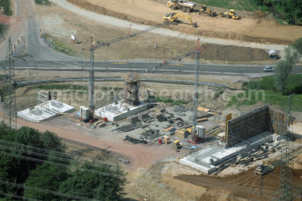 Eisenach - Kindel from above - Neubautrasse der BAB A 4 - Umfahrung Hörselberge in Thüringen bei Eisenach. Im September 2007 hat das Bieterkonsortium VINCI Concessions / Hochtief PPP (50/50) den Zuschlag für das A-Modell BAB A 4 Umfahrung Hörselberge (km 238,5 bis km 283,2) erhalten. Die bei diesem Projekt auf der Bauausführungsebene gegründete Arbeitsgemeinschaft wird von der EUROVIA Infra GmbH angeführt, des Weiteren sind hier die Unternehmen Hochtief, Strassing Limes und Rädlinger beteiligt. Durchgeführt werden die im Zuge dieses Projektes notwendigen Arbeiten unter an derem von den Mitarbeitern der Niederlassung Weimar der EUROVIA Verkehrsbau Union sowie der Niederlassungen Abbruch und Erdbau, Betonstraßenbau, Ingenieurbau und TECO Schallschutz der EUROVIA Beton. DEGES