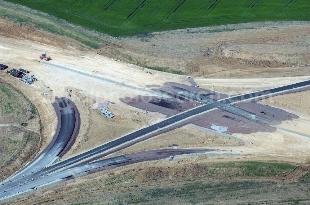 Aerial image Eisenach - Kindel - Neubautrasse der BAB A 4 - Umfahrung Hörselberge in Thüringen bei Eisenach. Im September 2007 hat das Bieterkonsortium VINCI Concessions / Hochtief PPP (50/50) den Zuschlag für das A-Modell BAB A 4 Umfahrung Hörselberge (km 238,5 bis km 283,2) erhalten. Die bei diesem Projekt auf der Bauausführungsebene gegründete Arbeitsgemeinschaft wird von der EUROVIA Infra GmbH angeführt, des Weiteren sind hier die Unternehmen Hochtief, Strassing Limes und Rädlinger beteiligt. Durchgeführt werden die im Zuge dieses Projektes notwendigen Arbeiten unter an derem von den Mitarbeitern der Niederlassung Weimar der EUROVIA Verkehrsbau Union sowie der Niederlassungen Abbruch und Erdbau, Betonstraßenbau, Ingenieurbau und TECO Schallschutz der EUROVIA Beton. DEGES