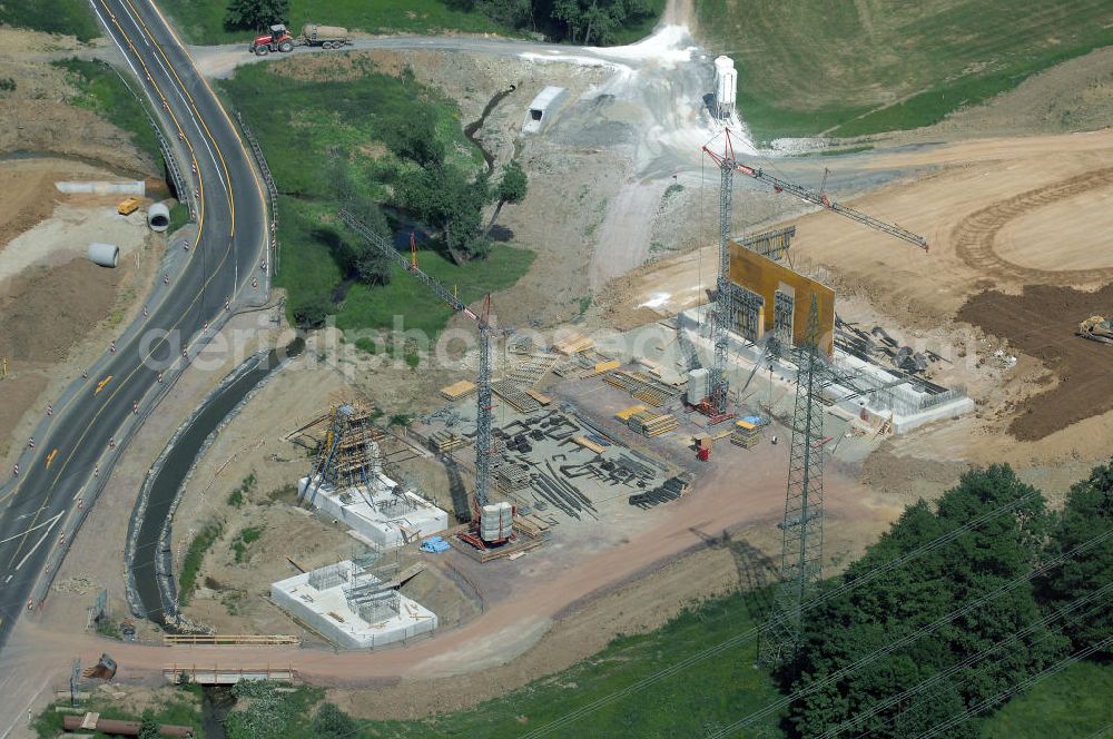 Aerial photograph Eisenach - Kindel - Neubautrasse der BAB A 4 - Umfahrung Hörselberge in Thüringen bei Eisenach. Im September 2007 hat das Bieterkonsortium VINCI Concessions / Hochtief PPP (50/50) den Zuschlag für das A-Modell BAB A 4 Umfahrung Hörselberge (km 238,5 bis km 283,2) erhalten. Die bei diesem Projekt auf der Bauausführungsebene gegründete Arbeitsgemeinschaft wird von der EUROVIA Infra GmbH angeführt, des Weiteren sind hier die Unternehmen Hochtief, Strassing Limes und Rädlinger beteiligt. Durchgeführt werden die im Zuge dieses Projektes notwendigen Arbeiten unter an derem von den Mitarbeitern der Niederlassung Weimar der EUROVIA Verkehrsbau Union sowie der Niederlassungen Abbruch und Erdbau, Betonstraßenbau, Ingenieurbau und TECO Schallschutz der EUROVIA Beton. DEGES