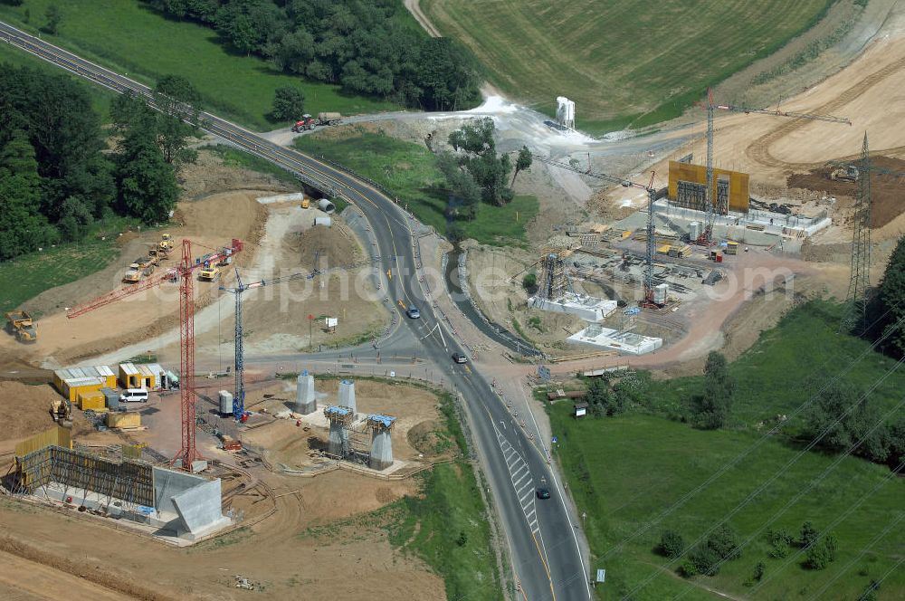 Eisenach - Kindel from above - Neubautrasse der BAB A 4 - Umfahrung Hörselberge in Thüringen bei Eisenach. Im September 2007 hat das Bieterkonsortium VINCI Concessions / Hochtief PPP (50/50) den Zuschlag für das A-Modell BAB A 4 Umfahrung Hörselberge (km 238,5 bis km 283,2) erhalten. Die bei diesem Projekt auf der Bauausführungsebene gegründete Arbeitsgemeinschaft wird von der EUROVIA Infra GmbH angeführt, des Weiteren sind hier die Unternehmen Hochtief, Strassing Limes und Rädlinger beteiligt. Durchgeführt werden die im Zuge dieses Projektes notwendigen Arbeiten unter an derem von den Mitarbeitern der Niederlassung Weimar der EUROVIA Verkehrsbau Union sowie der Niederlassungen Abbruch und Erdbau, Betonstraßenbau, Ingenieurbau und TECO Schallschutz der EUROVIA Beton. DEGES