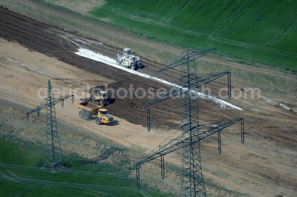 Aerial photograph Eisenach - Kindel - Neubautrasse der BAB A 4 - Umfahrung Hörselberge in Thüringen bei Eisenach. Im September 2007 hat das Bieterkonsortium VINCI Concessions / Hochtief PPP (50/50) den Zuschlag für das A-Modell BAB A 4 Umfahrung Hörselberge (km 238,5 bis km 283,2) erhalten. Die bei diesem Projekt auf der Bauausführungsebene gegründete Arbeitsgemeinschaft wird von der EUROVIA Infra GmbH angeführt, des Weiteren sind hier die Unternehmen Hochtief, Strassing Limes und Rädlinger beteiligt. Durchgeführt werden die im Zuge dieses Projektes notwendigen Arbeiten unter an derem von den Mitarbeitern der Niederlassung Weimar der EUROVIA Verkehrsbau Union sowie der Niederlassungen Abbruch und Erdbau, Betonstraßenbau, Ingenieurbau und TECO Schallschutz der EUROVIA Beton. DEGES