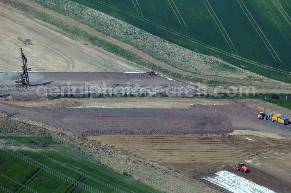 Eisenach - Kindel from above - Neubautrasse der BAB A 4 - Umfahrung Hörselberge in Thüringen bei Eisenach. Im September 2007 hat das Bieterkonsortium VINCI Concessions / Hochtief PPP (50/50) den Zuschlag für das A-Modell BAB A 4 Umfahrung Hörselberge (km 238,5 bis km 283,2) erhalten. Die bei diesem Projekt auf der Bauausführungsebene gegründete Arbeitsgemeinschaft wird von der EUROVIA Infra GmbH angeführt, des Weiteren sind hier die Unternehmen Hochtief, Strassing Limes und Rädlinger beteiligt. Durchgeführt werden die im Zuge dieses Projektes notwendigen Arbeiten unter an derem von den Mitarbeitern der Niederlassung Weimar der EUROVIA Verkehrsbau Union sowie der Niederlassungen Abbruch und Erdbau, Betonstraßenbau, Ingenieurbau und TECO Schallschutz der EUROVIA Beton. DEGES